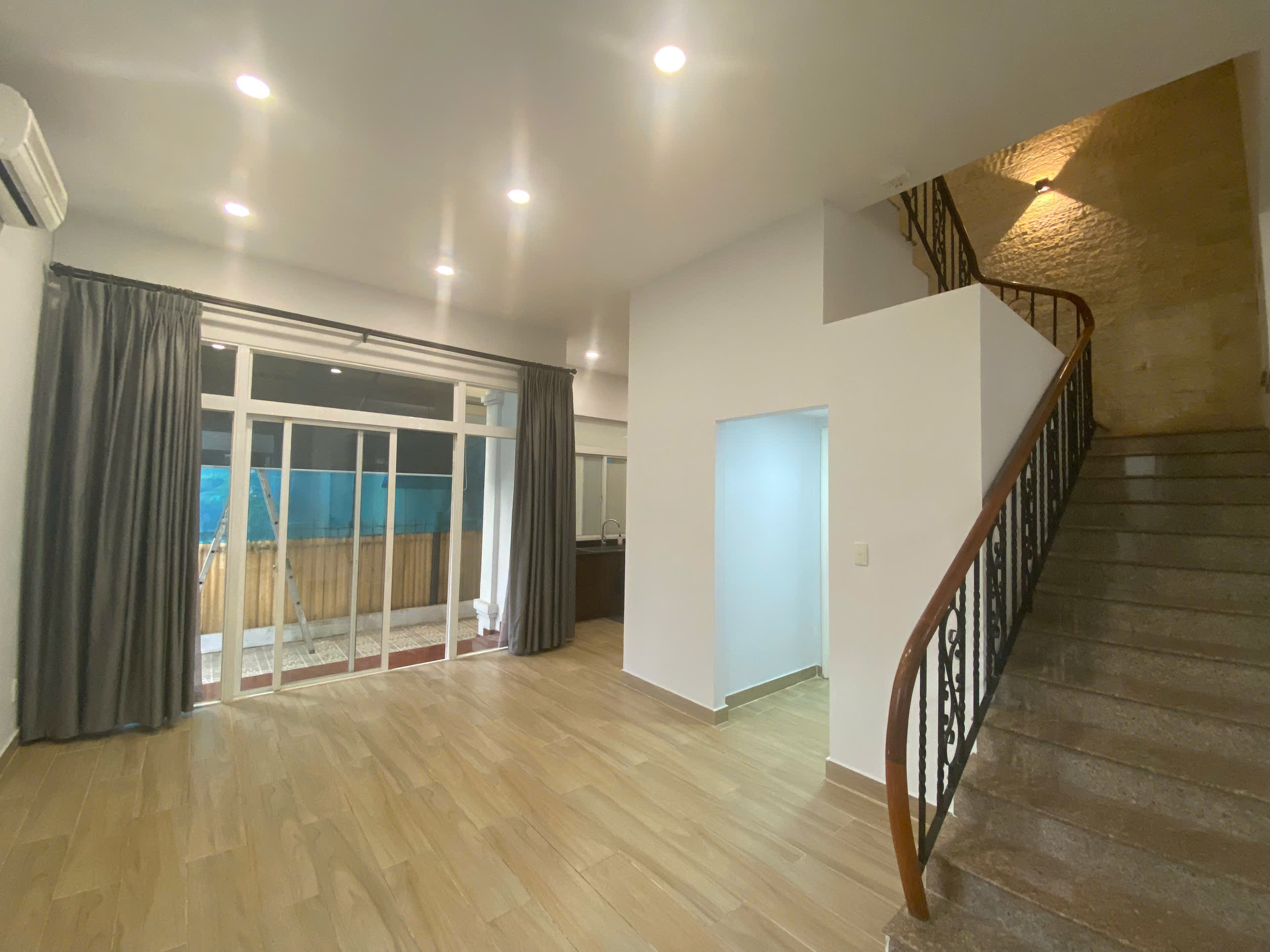 Cho Thuê Biệt Thự Góc 2 Mặt Tiền Đường Khu Compound Hưng Thái PMH. DT: 9*18m. Nhà Góc Thoáng Mát - Phù Hợp Ở - VP.  An Ninh 237. Em Luân - 10186