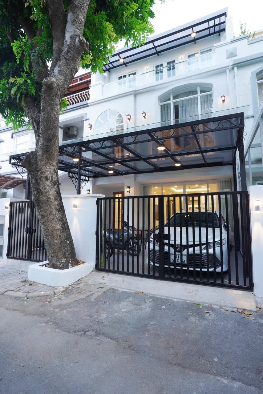 Cho Thuê Biệt Thự Mỹ Thái Thuộc Khu Đô Thị Phú Mỹ Hưng - Quận 7. Tổng DTSD: 190m2. Thiết Kế 4PN - 5WC. Nhà Full Nội Thất Mới - Đẹp - Hiện Đại. Phù Hợp Ở Gia Đình. Liên Hệ: Em Thành Luân BDS Phú Mỹ Hưng. Công ty BĐS Hợp Tín Land.
