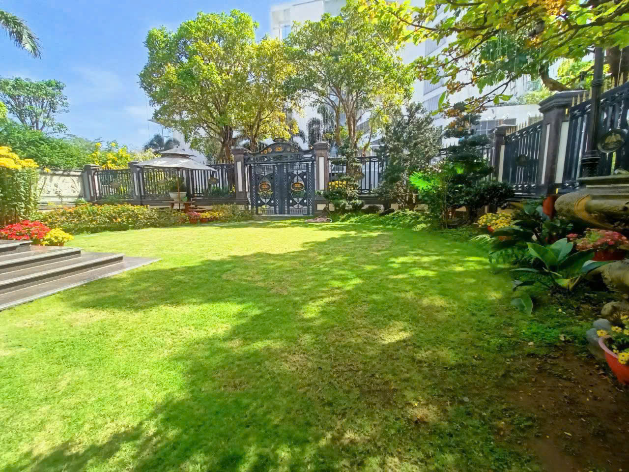 HOT! BÁN BIỆT THỰ VIP KHU MỸ TÚ 2 PHÚ MỸ HƯNG CĂN GÓC VIEW CÔNG VIÊN 3 MẶT THOÁNG 475M2 HỔ BƠI, GIÁ 215TỶ THƯƠNG LƯỢNG MẠNH SÂN VƯỞN RỘNG NÔI THẤT CHÂU ÂU. LH: hotline THANH MỸ - 10257