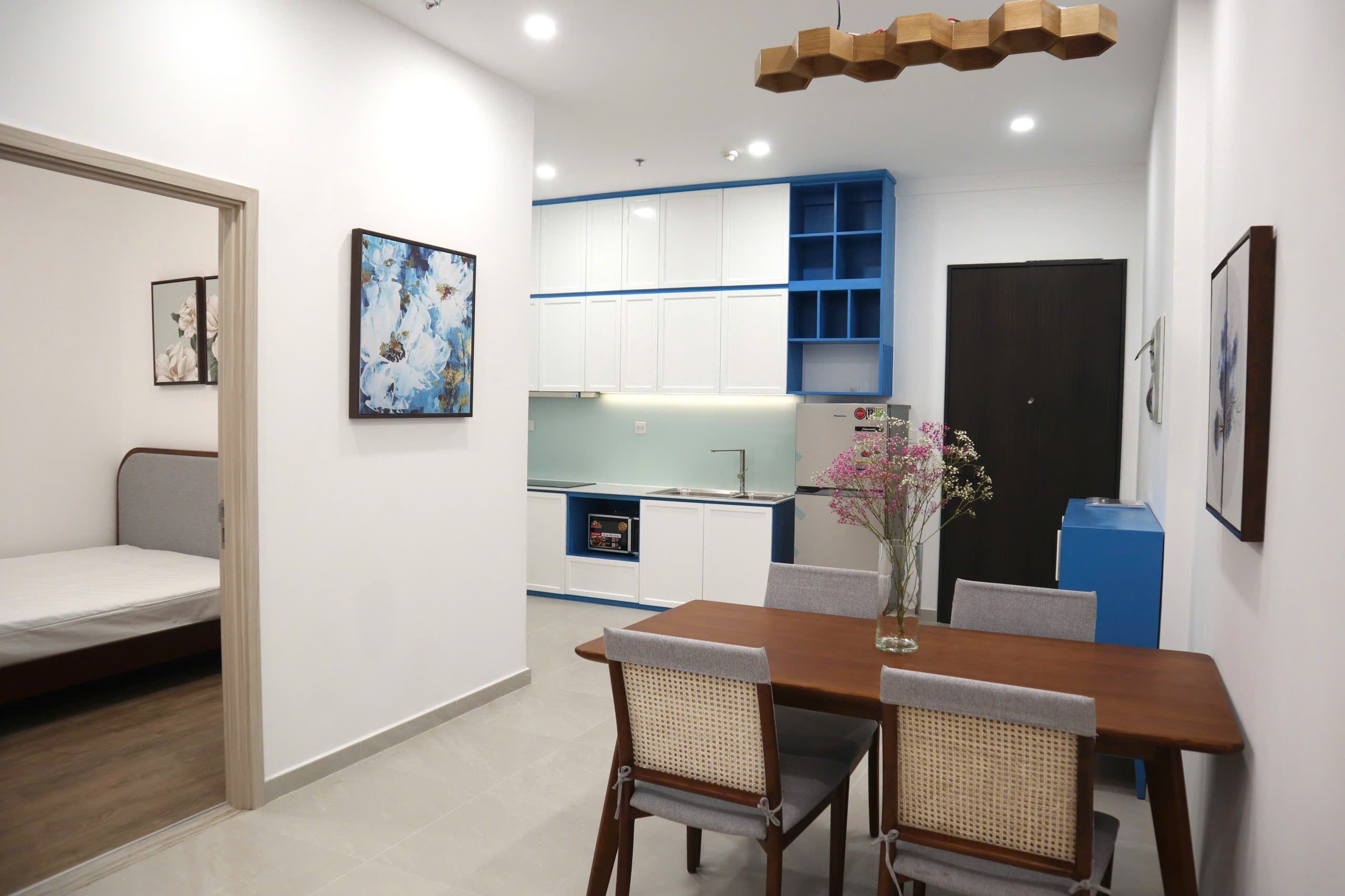 Bán gấp căn hộ Hưng Phúc Premier, 69m, view biệt thự. Nội thất cao cấp, nhà vừa ký HĐT giá tốt, 2 phòng ngủ, 2wc. Bán chỉ 7.2 tỷ. Anh chị xem nhà liên hệ: hotline Ngọc Thư ( zalo, viber) - 10261