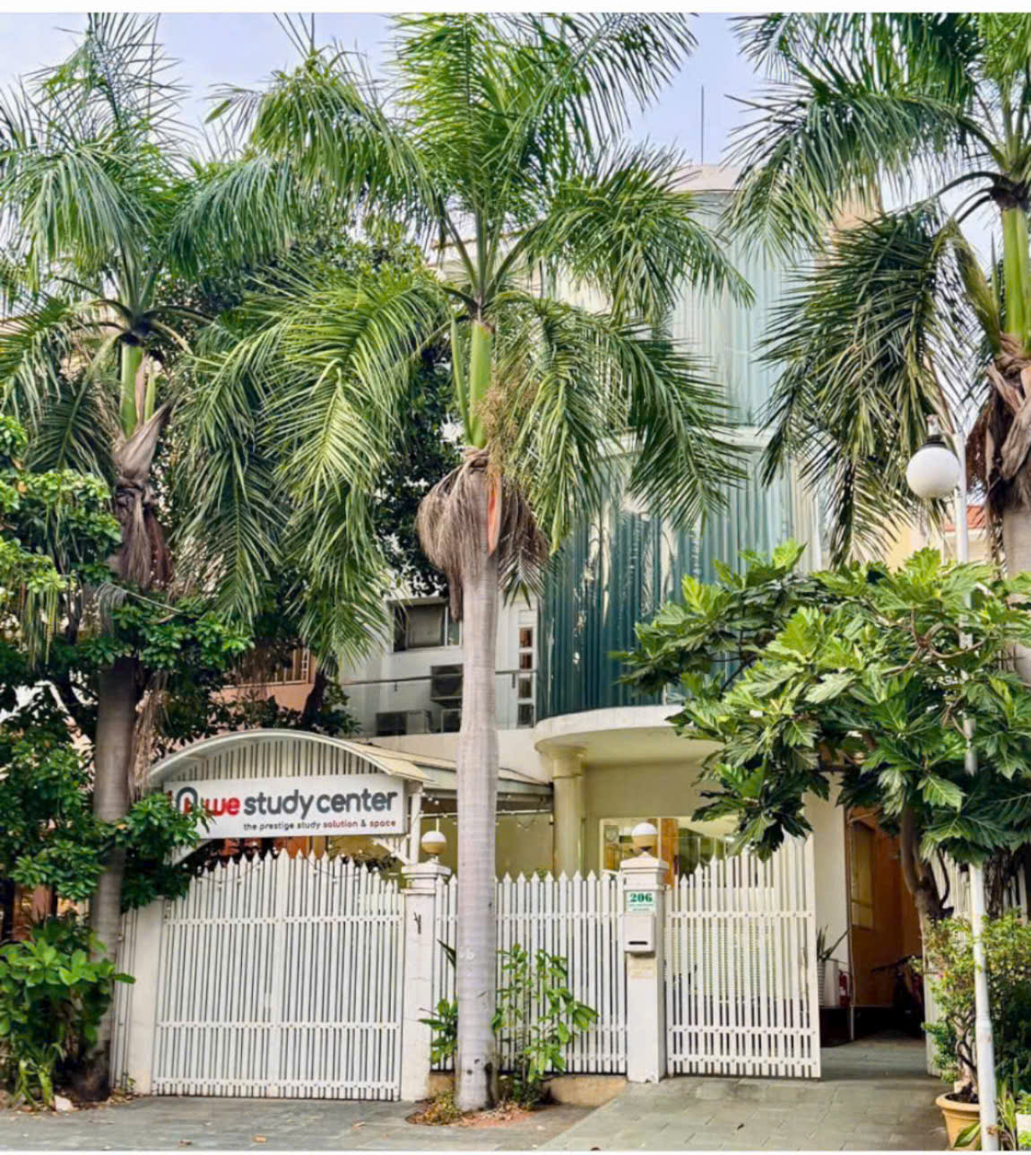 Cho thuê biệt thự song lập Mỹ Hoàng, phú mỹ hưng. Diện tích: 10.5x20m. Trệt, 2 lầu, thang máy. Nhà trống, phù hợp làm văn phòng, Gía chỉ 75tr/ tháng. Khách xem nhà liên hê: hotline Ngọc Thư