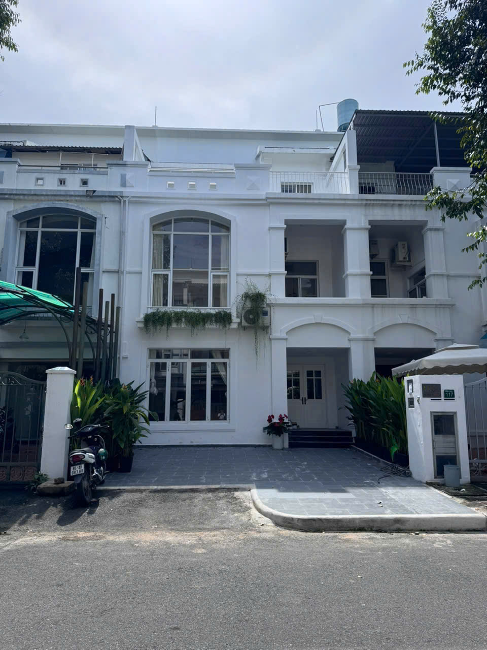 BÁN BIỆT THỰ LIỀN KỀ KHU COMPOUND HƯNG THÁI 2. PHÚ MỸ HƯNG. QUẬN 7. TỔNG DTSD: 185M2. XD: TRỆT- 2 LẦU. GIÁ BÁN TỐT NHẤT KHU VỰC PMH HIỆN TẠI. LIÊN HỆ XEM NHÀ: EM THÀNH LUÂN. XIN CẢM ƠN