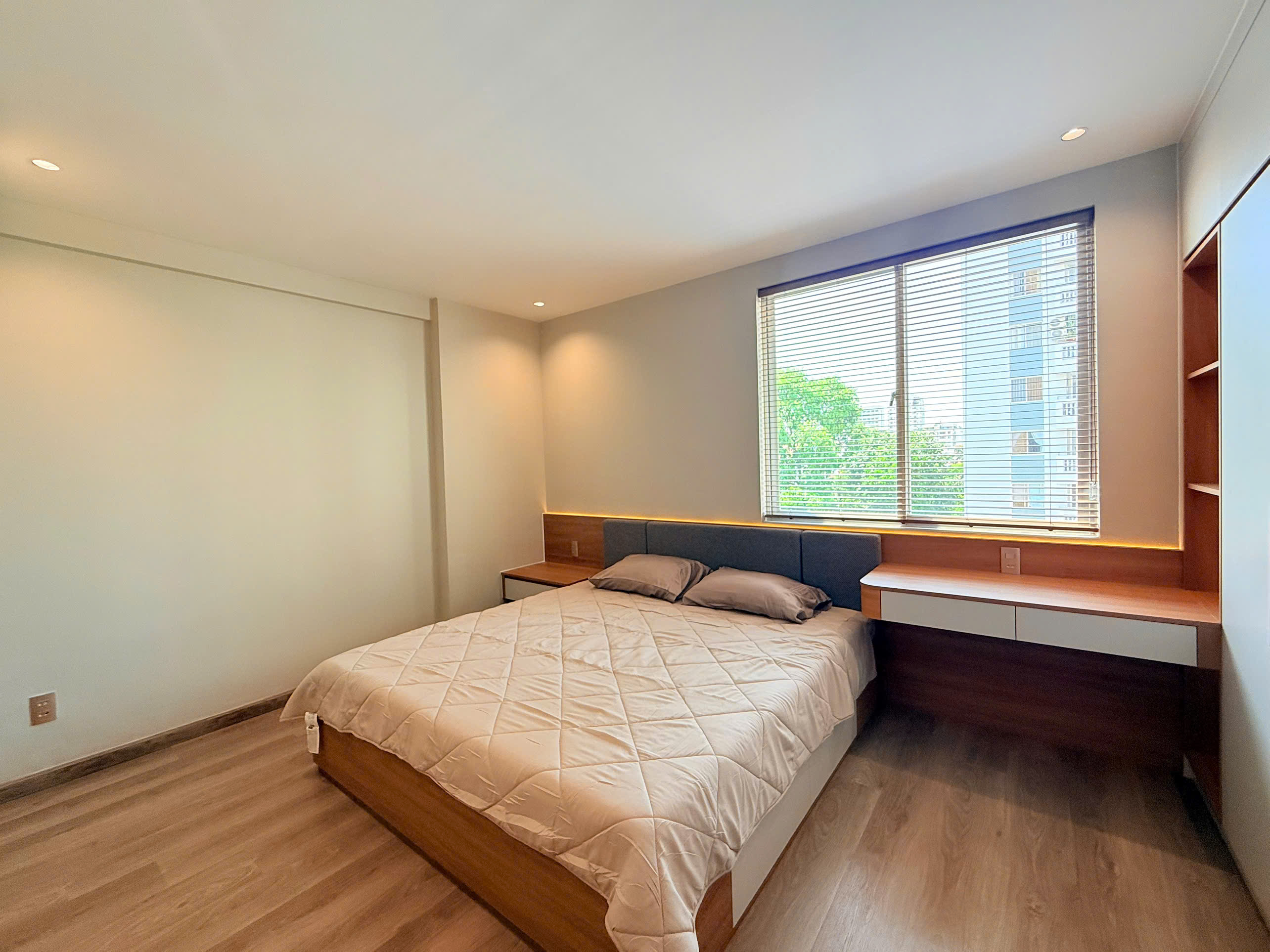 Cần bán căn hộ Mỹ Khánh 4A, phú mỹ hưng. Diện tích: 113m, 3 phòng ngủ, 2wc. Nhà mới thiết kế lại, nội thất cao cấp, sổ hồng. Gía bán nhanh 11.9 tỷ. LH : hotline Ngọc Thư xem nhà - 10412