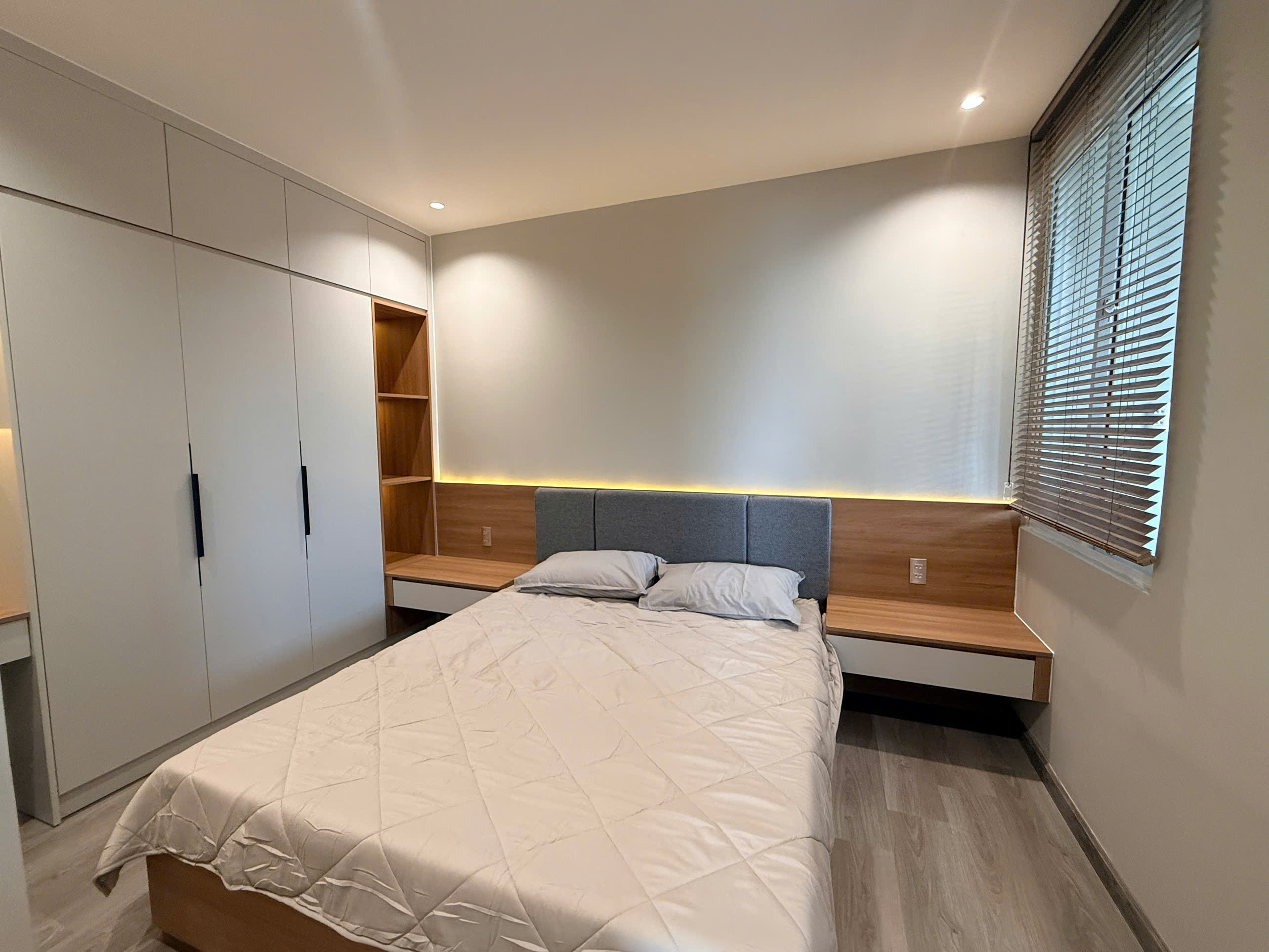 Cần bán căn hộ Mỹ Khánh 4A, phú mỹ hưng. Diện tích: 113m, 3 phòng ngủ, 2wc. Nhà mới thiết kế lại, nội thất cao cấp, sổ hồng. Gía bán nhanh 11.9 tỷ. LH : hotline Ngọc Thư xem nhà - 10413