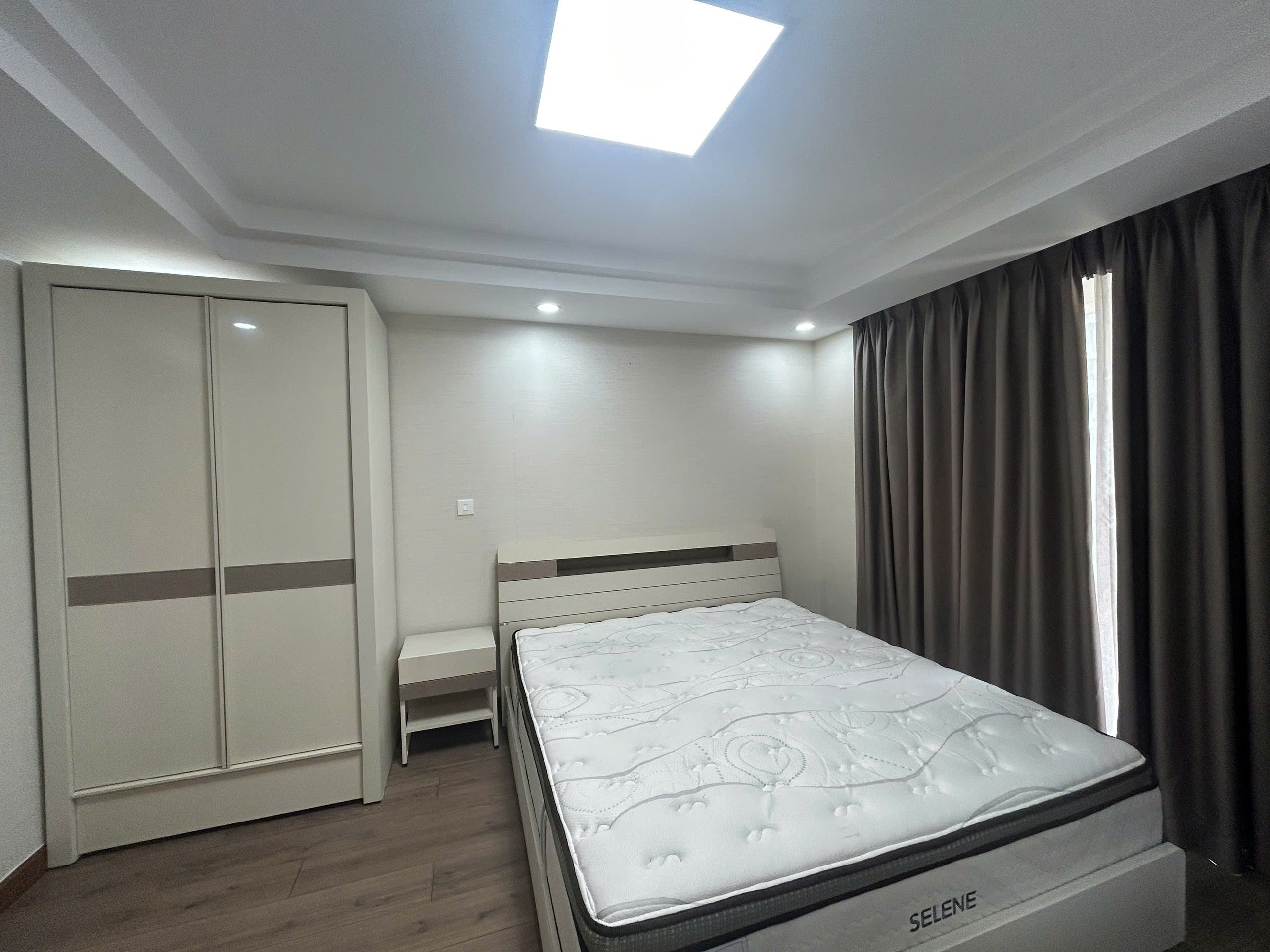 Bán gấp căn hộ River park premier, phú mỹ hưng. Diện tích: 130m, 3 phòng ngủ, 2wc. Nội thất cao cấp, Có ô xe hầm, view thoáng.  Giá bán nhanh 18.5 tỷ. Liên hê: hotline Ngọc Thư xem nhà - 10429