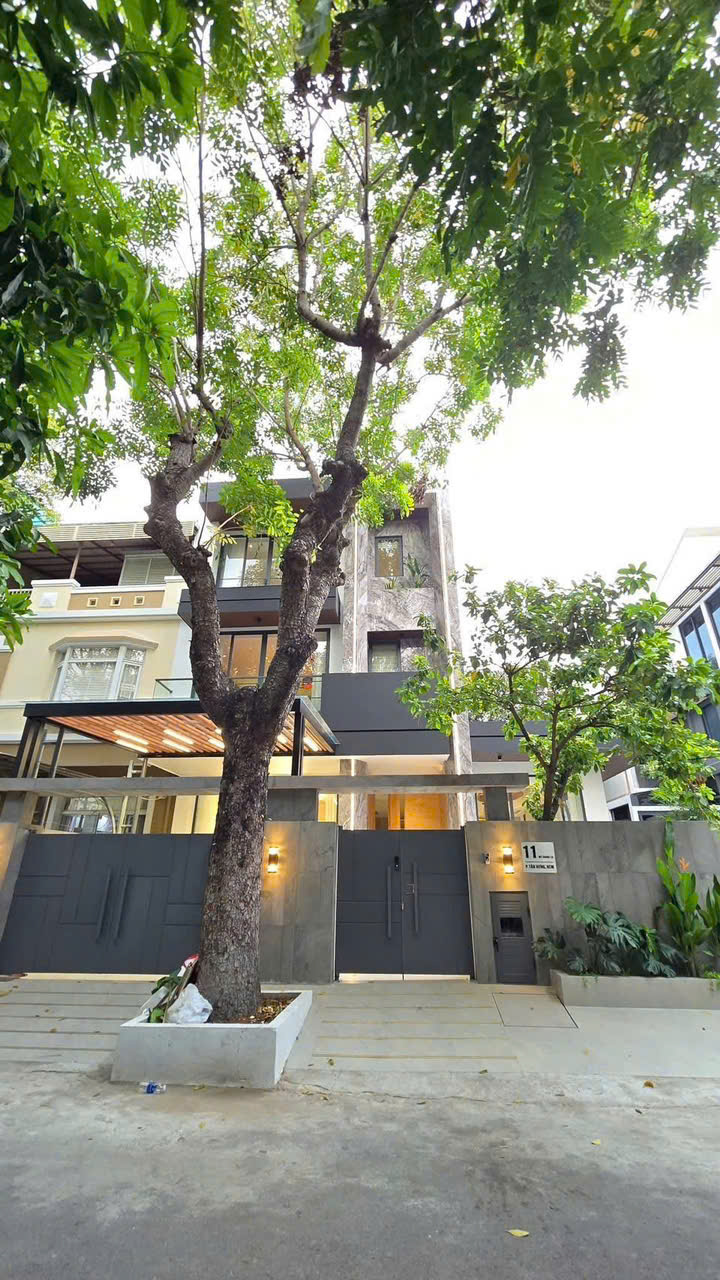 Bán biệt thự mới xây Mỹ Giang, phú mỹ hưng. Diện tích: 11.5x18m. Trệt, 2 lầu, sân thượng. Thiết kế 4 phòng ngủ, sân vườn. Nội thất cao cấp, có thang máy. Gía chỉ 85 tỷ. Liên hê: hotline Ngọc Thư xem nhà