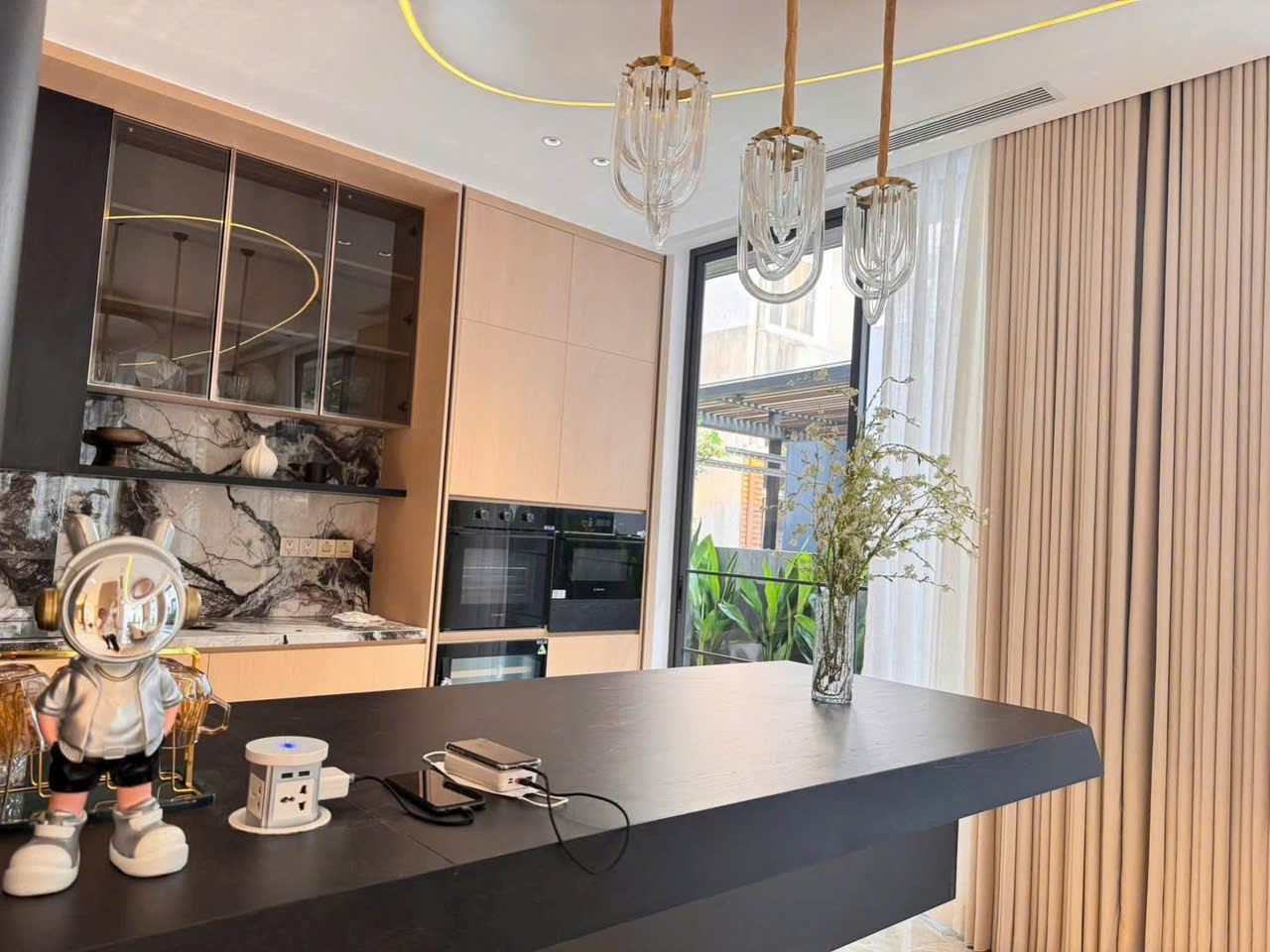 Bán biệt thự mới xây Mỹ Giang, phú mỹ hưng. Diện tích: 11.5x18m. Trệt, 2 lầu, sân thượng. Thiết kế 4 phòng ngủ, sân vườn. Nội thất cao cấp, có thang máy. Gía chỉ 85 tỷ. Liên hê: hotline Ngọc Thư xem nhà - 10451