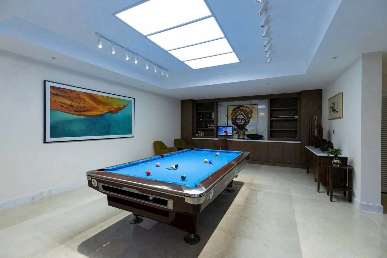 BIỆT THỰ ĐƠN LẬP CHATEAU – PHÚ MỸ HƯNG . Siêu phẩm giới hạn – chuẩn sống thượng lưu bậc nhất Sài Gòn. Tọa lạc tại Chateau Phú Mỹ Hưng Khu compound khép kín – được xem là an ninh & riêng tư hàng đầu TP.HCM. Thông tin chi tiết: • Diện tích đất: 580m² • Kết cấu: Hầm – Trệt – 2 Lầu – Áp mái • Thiết kế: 5 phòng ngủ rộng • Nội thất: Đầy đủ – dọn vào ở ngay • Tiện ích riêng: Phòng xông hơi, hồ bơi biệt lập – không gian nghỉ dưỡng tại gia. Chuẩn sống Chateau:  Cộng đồng tinh hoa – doanh nhân, chuyên gia cao cấp . Không gian xanh, yên tĩnh tuyệt đối . Bảo vệ nhiều lớp – riêng tư gần như tuyệt đối  —Giá bán 320 tỷ —Giá thuê: 12.000 USD /tháng. Liên hệ: Em Thành Luân (call/zalo..) - 10460