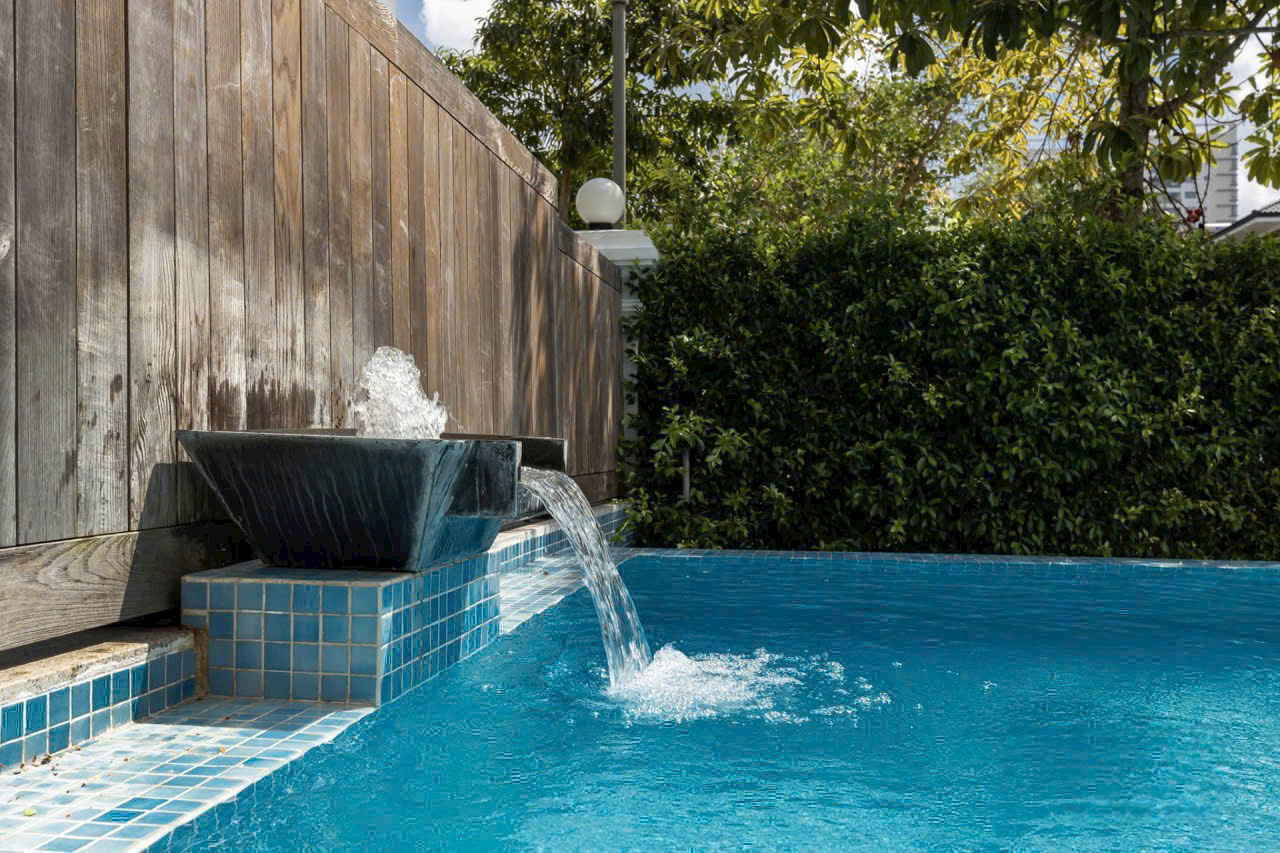 BIỆT THỰ ĐƠN LẬP CHATEAU – PHÚ MỸ HƯNG . Siêu phẩm giới hạn – chuẩn sống thượng lưu bậc nhất Sài Gòn. Tọa lạc tại Chateau Phú Mỹ Hưng Khu compound khép kín – được xem là an ninh & riêng tư hàng đầu TP.HCM. Thông tin chi tiết: • Diện tích đất: 580m² • Kết cấu: Hầm – Trệt – 2 Lầu – Áp mái • Thiết kế: 5 phòng ngủ rộng • Nội thất: Đầy đủ – dọn vào ở ngay • Tiện ích riêng: Phòng xông hơi, hồ bơi biệt lập – không gian nghỉ dưỡng tại gia. Chuẩn sống Chateau:  Cộng đồng tinh hoa – doanh nhân, chuyên gia cao cấp . Không gian xanh, yên tĩnh tuyệt đối . Bảo vệ nhiều lớp – riêng tư gần như tuyệt đối  —Giá bán 320 tỷ —Giá thuê: 12.000 USD /tháng. Liên hệ: Em Thành Luân (call/zalo..) - 10455