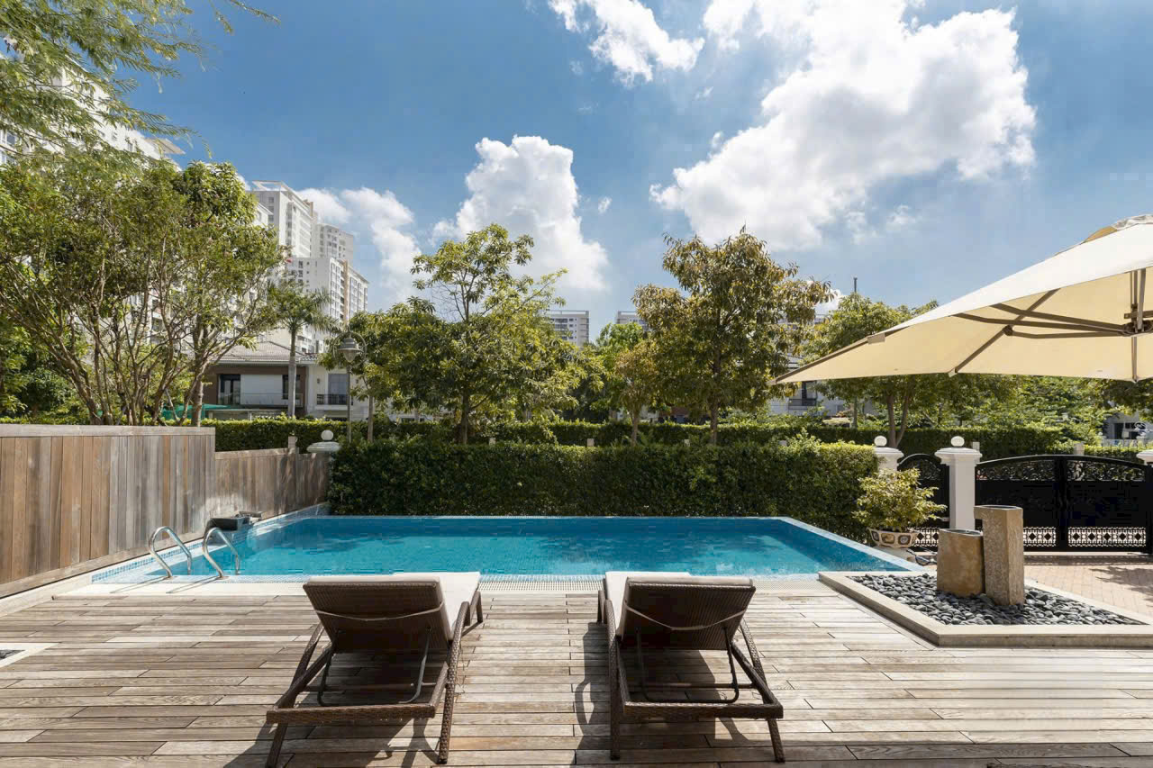 BỆT THỰ ĐƠN LẬP CHATEAU – PHÚ MỸ HƯNG . Siêu phẩm giới hạn – chuẩn sống thượng lưu bậc nhất Sài Gòn. Tọa lạc tại Chateau Phú Mỹ Hưng Khu compound khép kín – được xem là an ninh & riêng tư hàng đầu TP.HCM. Thông tin chi tiết: • Diện tích đất: 580m² • Kết cấu: Hầm – Trệt – 2 Lầu – Áp mái • Thiết kế: 5 phòng ngủ rộng • Nội thất: Đầy đủ – dọn vào ở ngay • Tiện ích riêng: Phòng xông hơi, hồ bơi biệt lập – không gian nghỉ dưỡng tại gia. Chuẩn sống Chateau: Cộng đồng tinh hoa – doanh nhân, chuyên gia cao cấp . Không gian xanh, yên tĩnh tuyệt đối . Bảo vệ nhiều lớp – riêng tư gần như tuyệt đối —Giá bán 320 tỷ —Giá thuê: 12.000 USD /tháng. Liên hệ: Em Thành Luân (call/zalo..) - 10469