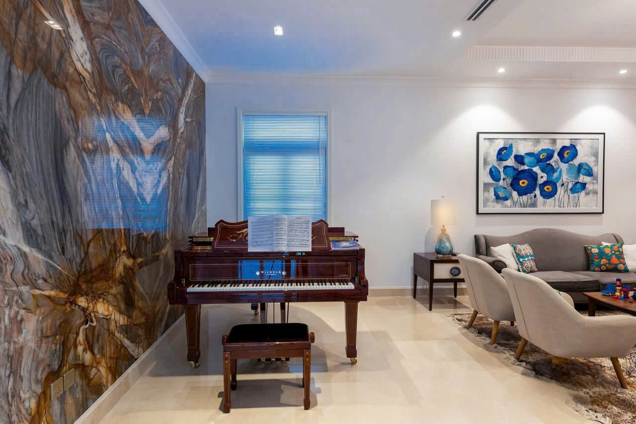BỆT THỰ ĐƠN LẬP CHATEAU – PHÚ MỸ HƯNG . Siêu phẩm giới hạn – chuẩn sống thượng lưu bậc nhất Sài Gòn. Tọa lạc tại Chateau Phú Mỹ Hưng Khu compound khép kín – được xem là an ninh & riêng tư hàng đầu TP.HCM. Thông tin chi tiết: • Diện tích đất: 580m² • Kết cấu: Hầm – Trệt – 2 Lầu – Áp mái • Thiết kế: 5 phòng ngủ rộng • Nội thất: Đầy đủ – dọn vào ở ngay • Tiện ích riêng: Phòng xông hơi, hồ bơi biệt lập – không gian nghỉ dưỡng tại gia. Chuẩn sống Chateau: Cộng đồng tinh hoa – doanh nhân, chuyên gia cao cấp . Không gian xanh, yên tĩnh tuyệt đối . Bảo vệ nhiều lớp – riêng tư gần như tuyệt đối —Giá bán 320 tỷ —Giá thuê: 12.000 USD /tháng. Liên hệ: Em Thành Luân (call/zalo..) - 10475