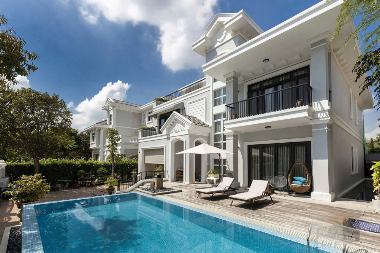 BỆT THỰ ĐƠN LẬP CHATEAU – PHÚ MỸ HƯNG . Siêu phẩm giới hạn – chuẩn sống thượng lưu bậc nhất Sài Gòn. Tọa lạc tại Chateau Phú Mỹ Hưng Khu compound khép kín – được xem là an ninh & riêng tư hàng đầu TP.HCM. Thông tin chi tiết: • Diện tích đất: 580m² • Kết cấu: Hầm – Trệt – 2 Lầu – Áp mái • Thiết kế: 5 phòng ngủ rộng • Nội thất: Đầy đủ – dọn vào ở ngay • Tiện ích riêng: Phòng xông hơi, hồ bơi biệt lập – không gian nghỉ dưỡng tại gia. Chuẩn sống Chateau: Cộng đồng tinh hoa – doanh nhân, chuyên gia cao cấp . Không gian xanh, yên tĩnh tuyệt đối . Bảo vệ nhiều lớp – riêng tư gần như tuyệt đối —Giá bán 320 tỷ —Giá thuê: 12.000 USD /tháng. Liên hệ: Em Thành Luân (call/zalo..)