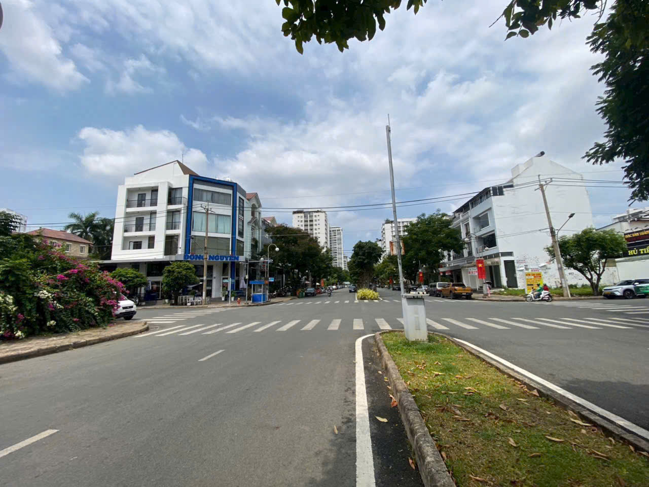 BÁN ĐẤT NHÀ PHỐ ĐƯỜNG HÀ HUY TẬP - SÁT CẠNH ĐƯỜNG NGUYỄN BÍNH- PMH - Q7. Diện tích: 7M*18M . Tiêu chuẩn xây dựng: Hầm - Trệt - 4 lầu. Đường rộng 35m. Sổ đỏ đầy đủ sang tên ngay. Giá bán 65 tỷ có thương lượng. Thành Luân PMH– hotline. Hợp Tín Land | BĐS Quận 7 – Phú Mỹ Hưng - 10478