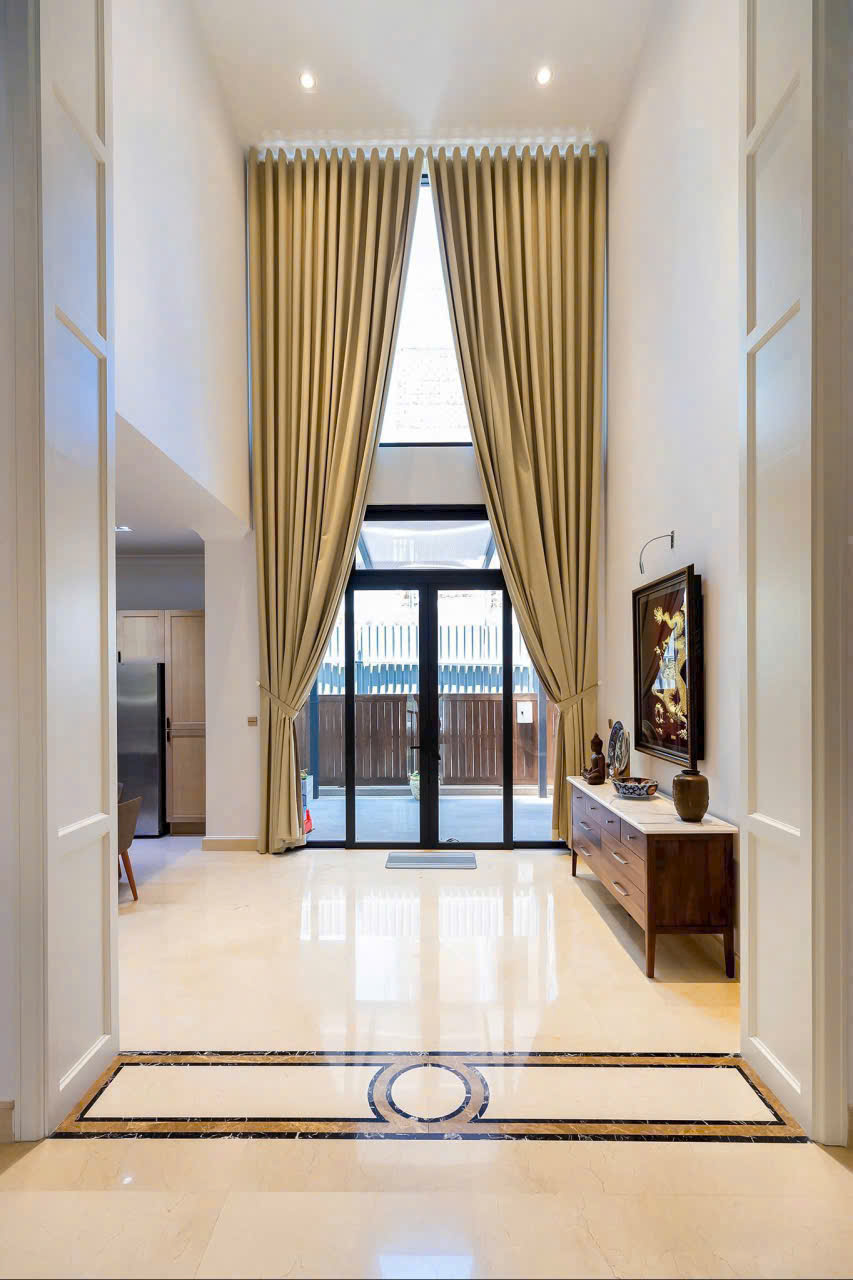 BIỆT THỰ ĐƠN LẬP CHATEAU – PHÚ MỸ HƯNG . Siêu phẩm giới hạn – chuẩn sống thượng lưu bậc nhất Sài Gòn. Tọa lạc tại Chateau Phú Mỹ Hưng Khu compound khép kín – được xem là an ninh & riêng tư hàng đầu TP.HCM. Thông tin chi tiết: • Diện tích đất: 580m² • Kết cấu: Hầm – Trệt – 2 Lầu – Áp mái • Thiết kế: 5 phòng ngủ rộng • Nội thất: Đầy đủ – dọn vào ở ngay • Tiện ích riêng: Phòng xông hơi, hồ bơi biệt lập – không gian nghỉ dưỡng tại gia. Chuẩn sống Chateau: Cộng đồng tinh hoa – doanh nhân, chuyên gia cao cấp . Không gian xanh, yên tĩnh tuyệt đối . Bảo vệ nhiều lớp – riêng tư gần như tuyệt đối —Giá bán 320 tỷ —Giá thuê: 12.000 USD /tháng. Liên hệ: Em Thành Luân (call/zalo..) - 10488