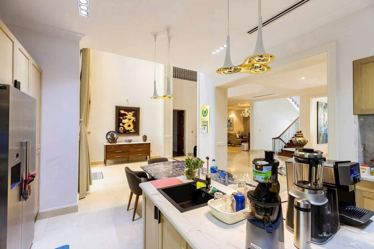 BIỆT THỰ ĐƠN LẬP CHATEAU – PHÚ MỸ HƯNG . Siêu phẩm giới hạn – chuẩn sống thượng lưu bậc nhất Sài Gòn. Tọa lạc tại Chateau Phú Mỹ Hưng Khu compound khép kín – được xem là an ninh & riêng tư hàng đầu TP.HCM. Thông tin chi tiết: • Diện tích đất: 580m² • Kết cấu: Hầm – Trệt – 2 Lầu – Áp mái • Thiết kế: 5 phòng ngủ rộng • Nội thất: Đầy đủ – dọn vào ở ngay • Tiện ích riêng: Phòng xông hơi, hồ bơi biệt lập – không gian nghỉ dưỡng tại gia. Chuẩn sống Chateau: Cộng đồng tinh hoa – doanh nhân, chuyên gia cao cấp . Không gian xanh, yên tĩnh tuyệt đối . Bảo vệ nhiều lớp – riêng tư gần như tuyệt đối —Giá bán 320 tỷ —Giá thuê: 12.000 USD /tháng. Liên hệ: Em Thành Luân (call/zalo..) - 10484