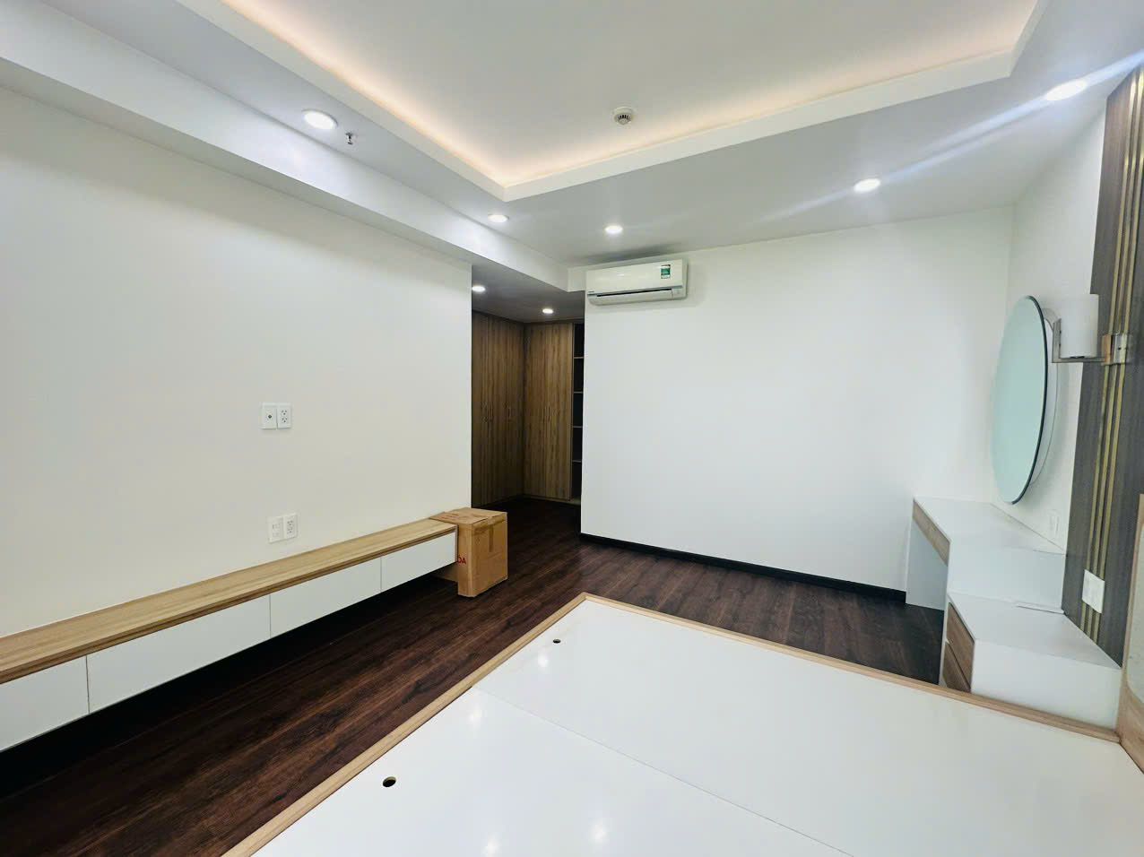 Bán căn hộ Green Valley, phú mỹ hưng, quận 7. Diện tích: 123m, 3 phòng ngủ, 2wc. Nội thất đầy đủ, hiện đai. Khu an ninh, bảo vê 24/24. Nhà đang cho thuê dài hạn, giá chỉ 11 tỷ. Liện hê: hotline Ngọc Thư xem nhà - 10537