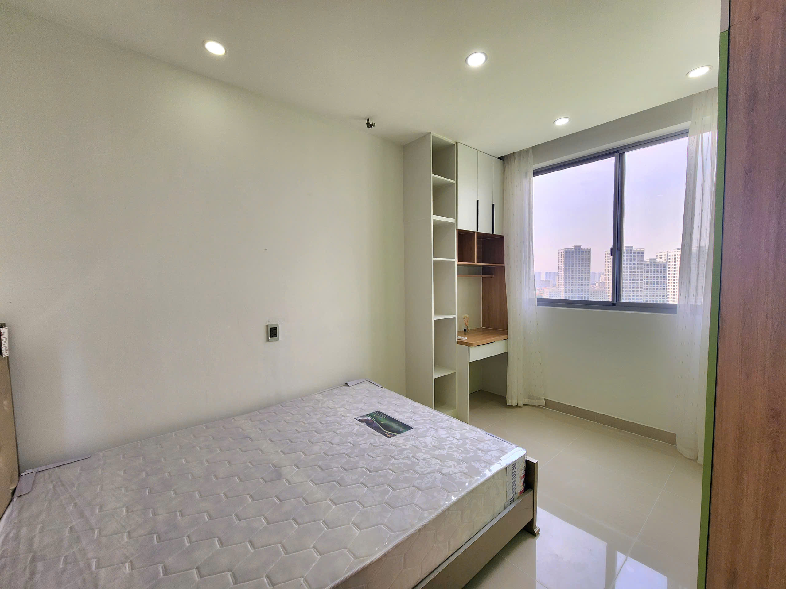 Bán căn hộ Green Valley, phú mỹ hưng, quận 7. Diện tích: 120m, 3 phòng ngủ, 2wc. Nội thất mới, cao cấp, hiện đai. Ô xe hầm, sổ hồng. Nhà đang cho thuê dài hạn, giá chỉ 12 tỷ. Liện hê: hotline Ngọc Thư xem nhà - 10547