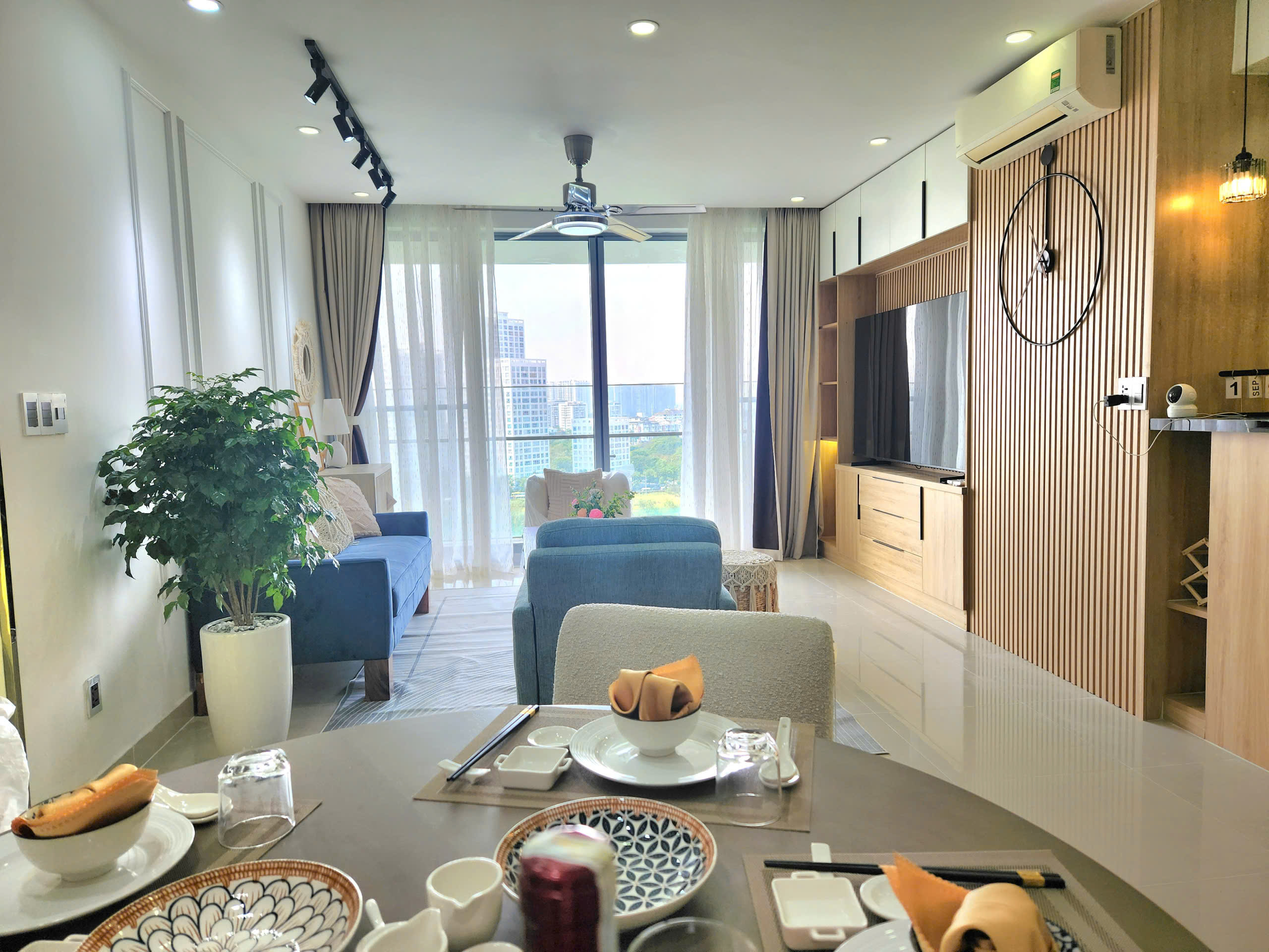 Bán căn hộ Green Valley, phú mỹ hưng, quận 7. Diện tích: 120m, 3 phòng ngủ, 2wc. Nội thất mới, cao cấp, hiện đai. Ô xe hầm, sổ hồng. Nhà đang cho thuê dài hạn, giá chỉ 12 tỷ. Liện hê: hotline Ngọc Thư xem nhà - 10541