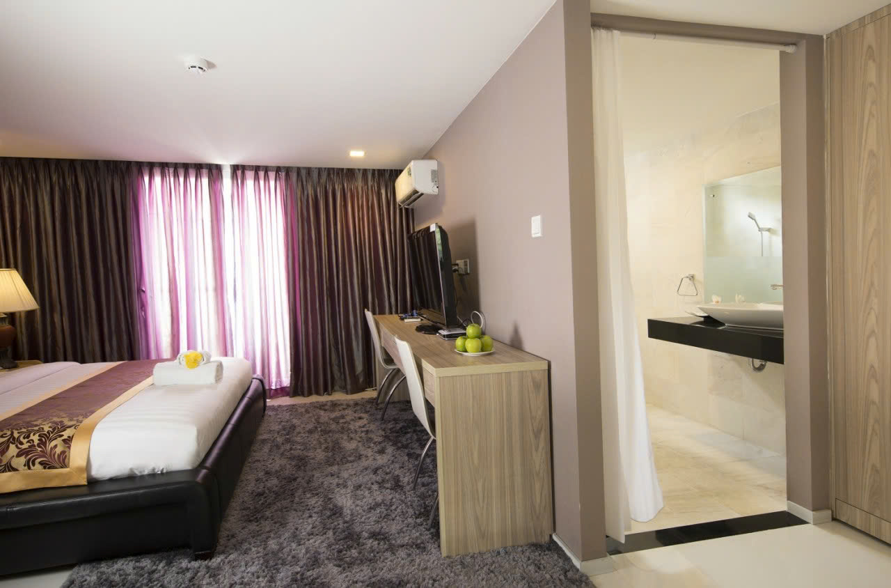 Bán nhà phố kinh doanh căn hộ dịch vụ Nam Thông, phú mỹ hưng. Diện tích: 6x18.5m, trệt, 4 lầu, thang máy. Thiết kế 10 phòng, 11wc. Nội thất đầy đủ, đang kinh doanh tốt. Cần bán gấp giá 39 tỷ9 tỷ. giấy tờ đầy đủ công chứng ngay. Liên hê: hotline Ngọc Thư xem nhà - 10579