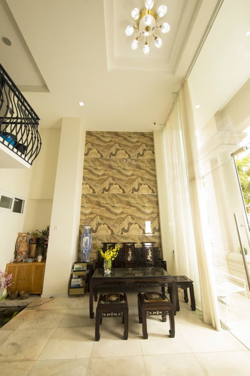Bán nhà phố kinh doanh căn hộ dịch vụ Nam Thông, phú mỹ hưng. Diện tích: 6x18.5m, trệt, 4 lầu, thang máy. Thiết kế 10 phòng, 11wc. Nội thất đầy đủ, đang kinh doanh tốt. Cần bán gấp giá 39 tỷ9 tỷ. giấy tờ đầy đủ công chứng ngay. Liên hê: hotline Ngọc Thư xem nhà - 10580