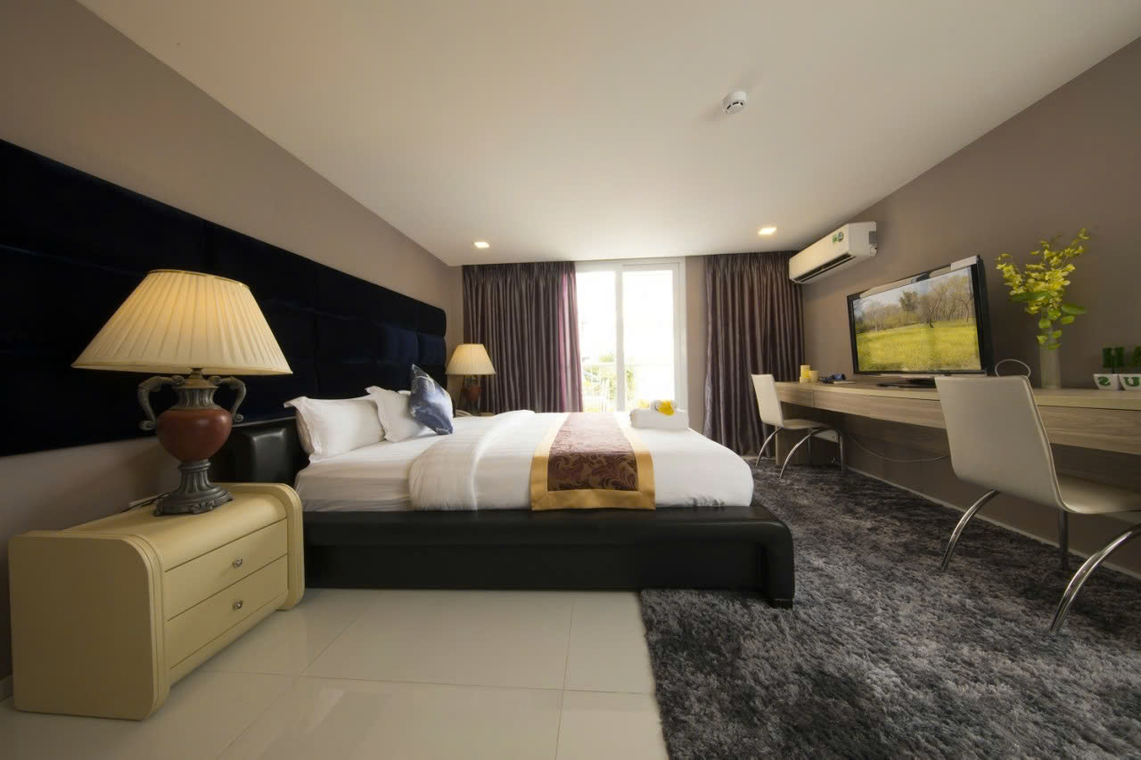 Bán nhà phố kinh doanh căn hộ dịch vụ Nam Thông, phú mỹ hưng. Diện tích: 6x18.5m, trệt, 4 lầu, thang máy. Thiết kế 10 phòng, 11wc. Nội thất đầy đủ, đang kinh doanh tốt. Cần bán gấp giá 39 tỷ9 tỷ. giấy tờ đầy đủ công chứng ngay. Liên hê: hotline Ngọc Thư xem nhà - 10575