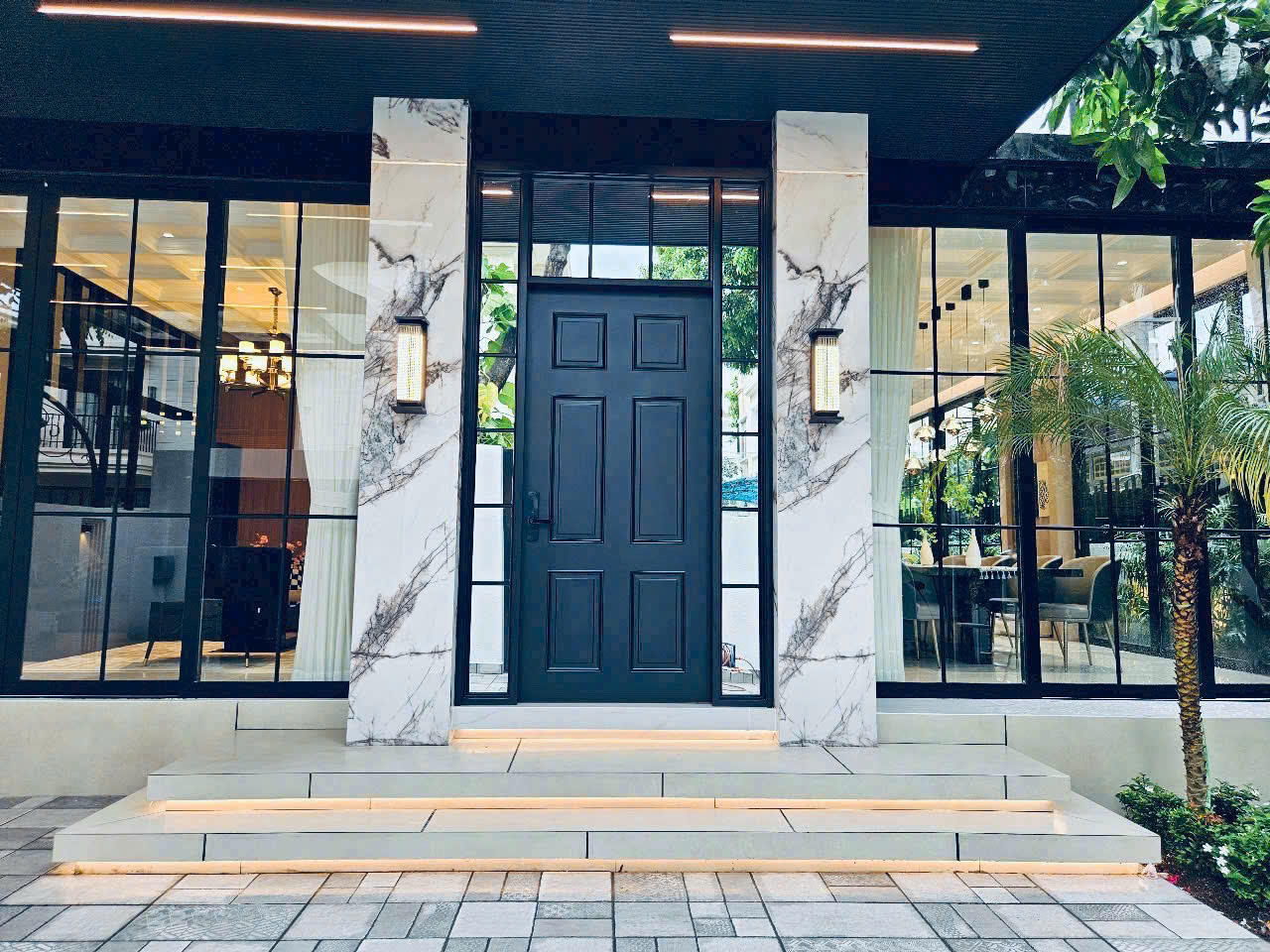 Cho thuê biệt thự Mỹ Giang 1B - Phú Mỹ Hưng  DT đất: 11.75x18 nhà 1 trệt 2 lầu 1 áp mái  - Nhà 5 phòng ngủ, 5 toilet, 1 phòng thờ, sân vườn ,gara để xe.  - Thang máy hiện đại  - Nhà mới 100%, đầy đủ nội thất  =>  Giá thuê: 7.000$/tháng. Liên hệ xem nhà: Thành Luân PMH. Hợp Tín Land | BĐS Quận 7 – Phú Mỹ Hưng - 10587