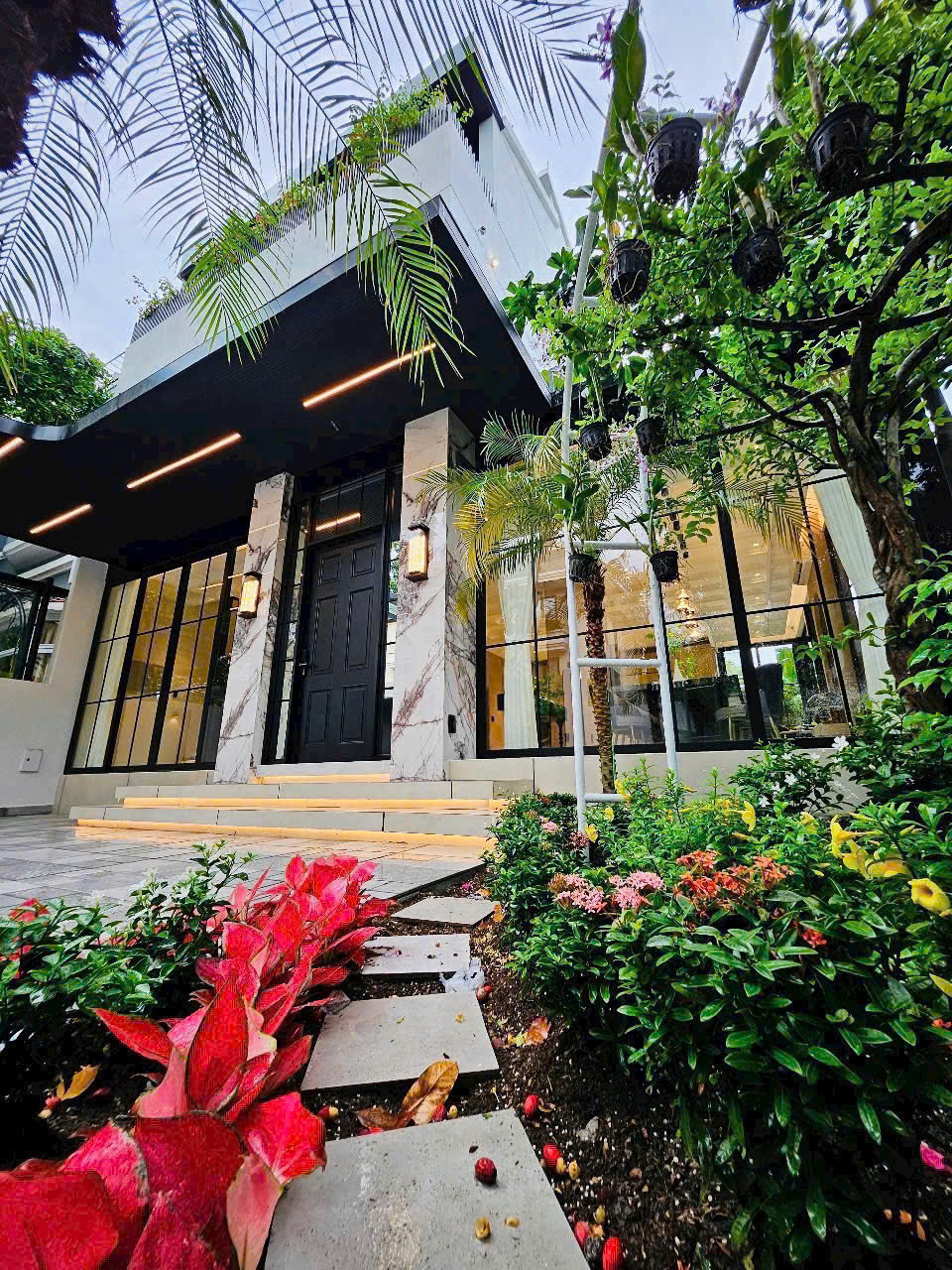 Cho thuê biệt thự Mỹ Giang 1B - Phú Mỹ Hưng  DT đất: 11.75x18 nhà 1 trệt 2 lầu 1 áp mái  - Nhà 5 phòng ngủ, 5 toilet, 1 phòng thờ, sân vườn ,gara để xe.  - Thang máy hiện đại  - Nhà mới 100%, đầy đủ nội thất  =>  Giá thuê: 7.000$/tháng. Liên hệ xem nhà: Thành Luân PMH. Hợp Tín Land | BĐS Quận 7 – Phú Mỹ Hưng - 10588