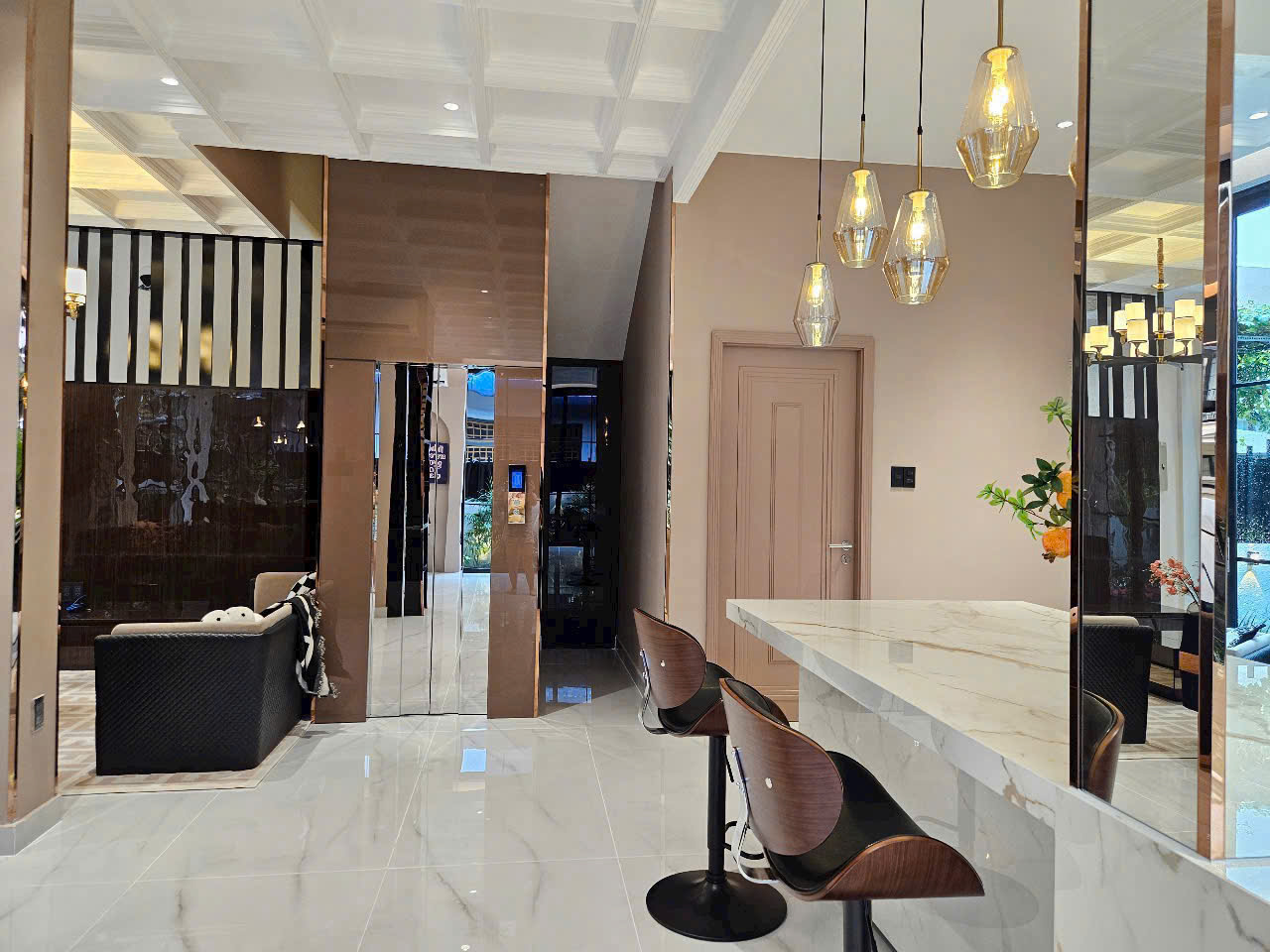 Cho thuê biệt thự Mỹ Giang 1B - Phú Mỹ Hưng  DT đất: 11.75x18 nhà 1 trệt 2 lầu 1 áp mái  - Nhà 5 phòng ngủ, 5 toilet, 1 phòng thờ, sân vườn ,gara để xe.  - Thang máy hiện đại  - Nhà mới 100%, đầy đủ nội thất  =>  Giá thuê: 7.000$/tháng. Liên hệ xem nhà: Thành Luân PMH. Hợp Tín Land | BĐS Quận 7 – Phú Mỹ Hưng - 10583