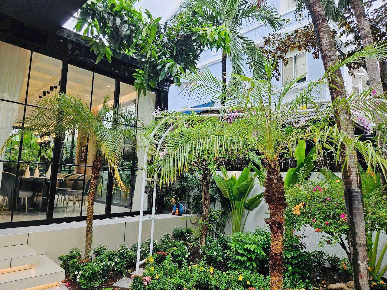 Cho thuê biệt thự Mỹ Giang 1B - Phú Mỹ Hưng DT đất: 11.75x18 nhà 1 trệt 2 lầu 1 áp mái - Nhà 5 phòng ngủ, 5 toilet, 1 phòng thờ, sân vườn ,gara để xe. - Thang máy hiện đại - Nhà mới 100%, đầy đủ nội thất => Giá thuê: 7.000$/tháng. Liên hệ xem nhà: Thành Luân PMH. Hợp Tín Land | BĐS Quận 7 – Phú Mỹ Hưng - 10595