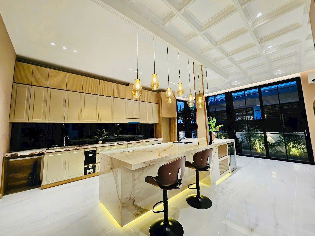 Cho thuê biệt thự Mỹ Giang 1B - Phú Mỹ Hưng DT đất: 11.75x18 nhà 1 trệt 2 lầu 1 áp mái - Nhà 5 phòng ngủ, 5 toilet, 1 phòng thờ, sân vườn ,gara để xe. - Thang máy hiện đại - Nhà mới 100%, đầy đủ nội thất => Giá thuê: 7.000$/tháng. Liên hệ xem nhà: Thành Luân PMH. Hợp Tín Land | BĐS Quận 7 – Phú Mỹ Hưng