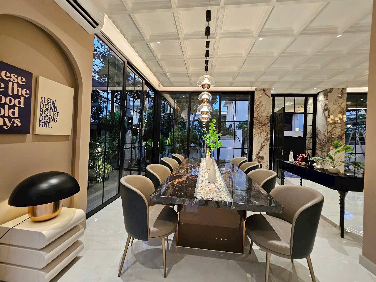 Cho thuê biệt thự Mỹ Giang 1B - Phú Mỹ Hưng DT đất: 11.75x18 nhà 1 trệt 2 lầu 1 áp mái - Nhà 5 phòng ngủ, 5 toilet, 1 phòng thờ, sân vườn ,gara để xe. - Thang máy hiện đại - Nhà mới 100%, đầy đủ nội thất => Giá thuê: 7.000$/tháng. Liên hệ xem nhà: Thành Luân PMH. Hợp Tín Land | BĐS Quận 7 – Phú Mỹ Hưng - 10591