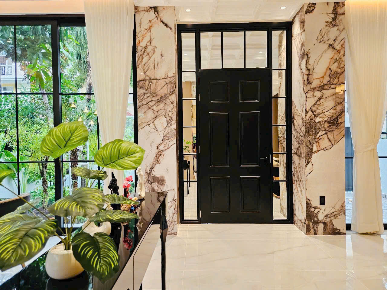 Cho thuê biệt thự Mỹ Giang 1B - Phú Mỹ Hưng DT đất: 11.75x18 nhà 1 trệt 2 lầu 1 áp mái - Nhà 5 phòng ngủ, 5 toilet, 1 phòng thờ, sân vườn ,gara để xe. - Thang máy hiện đại - Nhà mới 100%, đầy đủ nội thất => Giá thuê: 7.000$/tháng. Liên hệ xem nhà: Thành Luân PMH. Hợp Tín Land | BĐS Quận 7 – Phú Mỹ Hưng - 10592