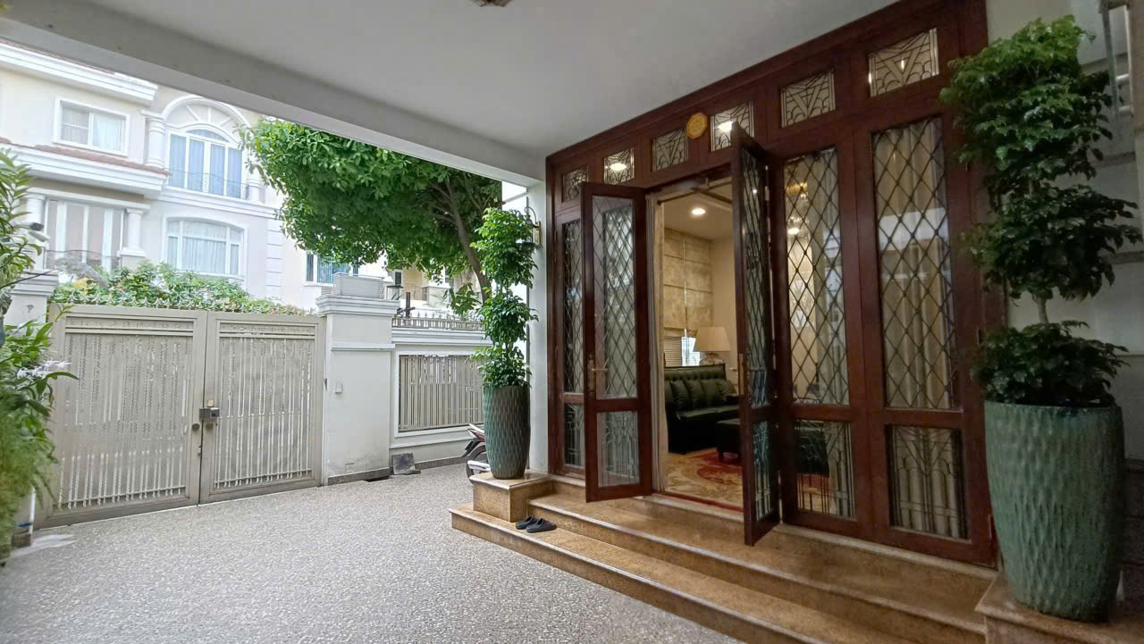Bán biệt thự đơn lập Mỹ Văn 2, phú mỹ hưng, quận 7. Diện tích: 288m, 5 phòng ngủ, hồ bơi, nội thất đầy đủ, sổ hồng. Gía bán nhanh chỉ 86 tỷ. LH: hotline Ngọc Thư xem nhà - 10598