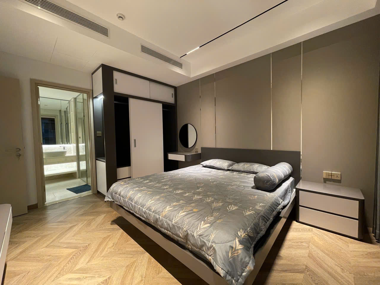 Bán căn hộ Ascentia phú mỹ hưng. Diện tích: 108m, 3 phòng ngủ, 2wc. ô xe hầm. Nhà đang cho thuê đây đủ nội thất cao cấp, sạch đẹp. Gía bán nhanh trong tháng chỉ 12 tỷ. Anh chị xem nhà liên hệ: hotline Ngọc Thư - 10700