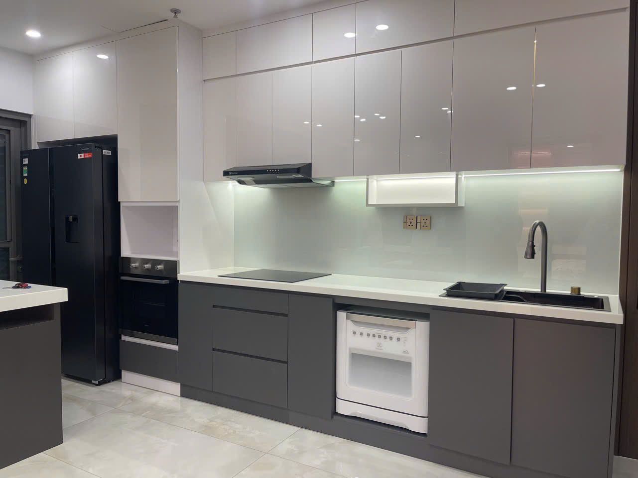 Bán căn hộ Ascentia phú mỹ hưng. Diện tích: 108m, 3 phòng ngủ, 2wc. ô xe hầm. Nhà đang cho thuê đây đủ nội thất cao cấp, sạch đẹp. Gía bán nhanh trong tháng chỉ 12 tỷ. Anh chị xem nhà liên hệ: hotline Ngọc Thư - 10698
