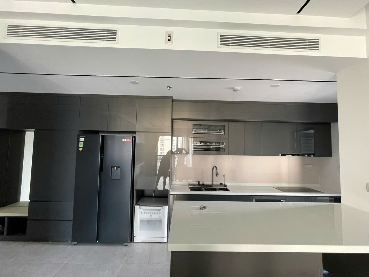 Bán căn hộ ANTONIA phú mỹ hưng. Diện tích: 108m, 3 phòng ngủ, 2wc. ô xe hầm. Nhà đang cho thuê đây đủ nội thất cao cấp, sạch đẹp. Gía bán nhanh trong tháng chỉ 13,3 tỷ. Anh chị xem nhà liên hệ: hotline Ngọc Thư - 10704