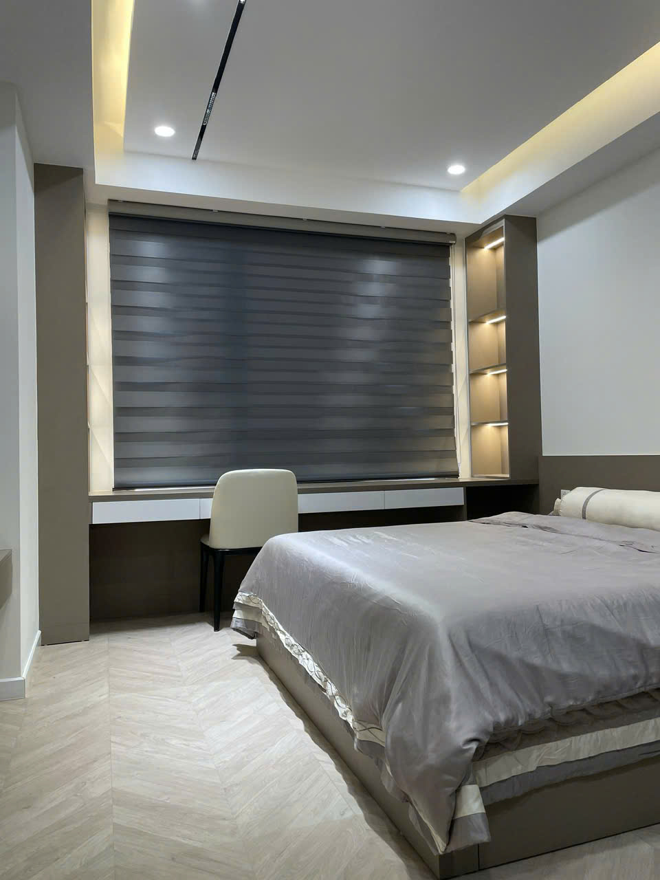 Bán căn hộ ANTONIA phú mỹ hưng. Diện tích: 108m, 3 phòng ngủ, 2wc. ô xe hầm. Nhà đang cho thuê đây đủ nội thất cao cấp, sạch đẹp. Gía bán nhanh trong tháng chỉ 13,3 tỷ. Anh chị xem nhà liên hệ: hotline Ngọc Thư - 10706