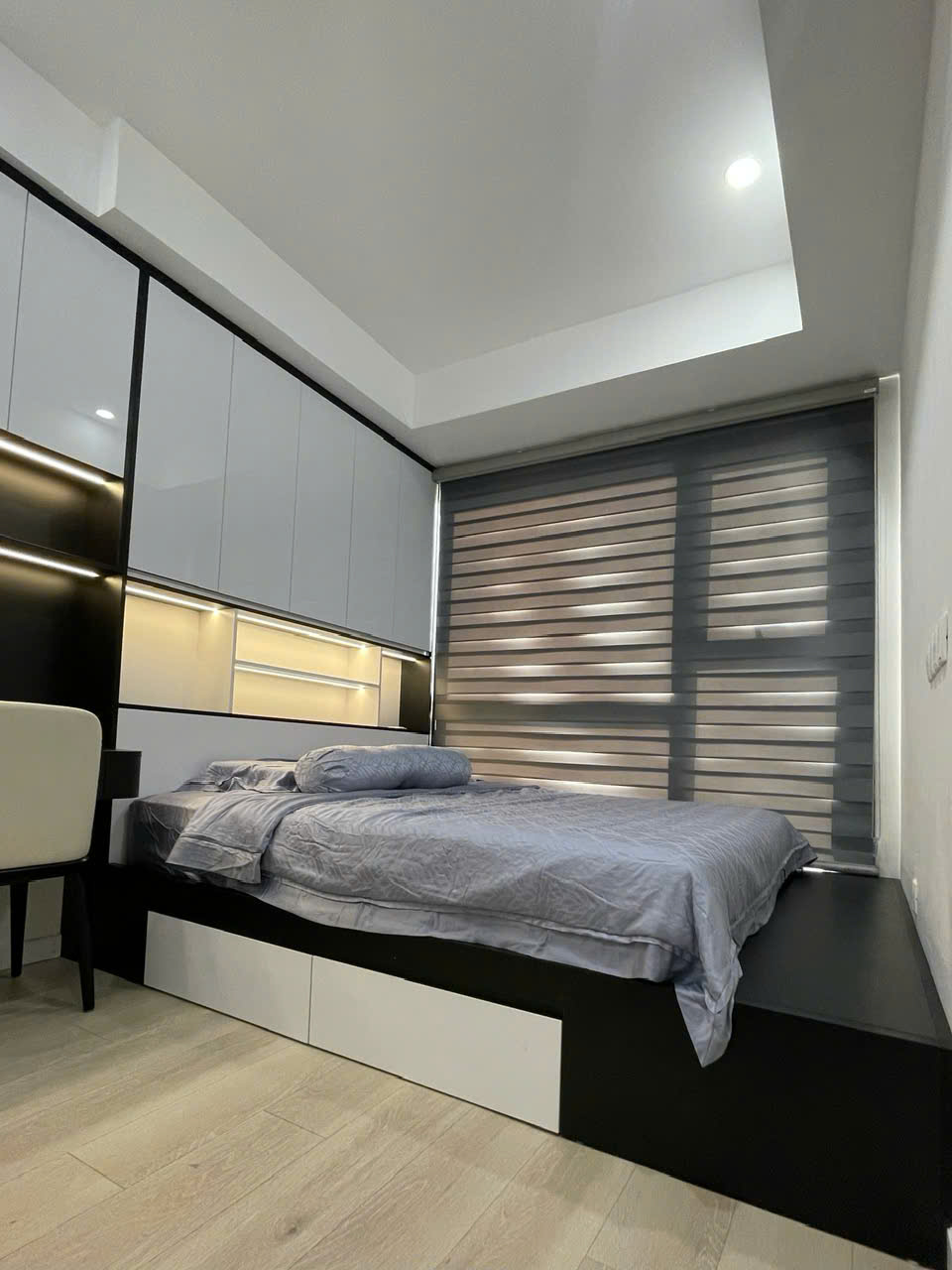 Bán căn hộ ANTONIA phú mỹ hưng. Diện tích: 108m, 3 phòng ngủ, 2wc. ô xe hầm. Nhà đang cho thuê đây đủ nội thất cao cấp, sạch đẹp. Gía bán nhanh trong tháng chỉ 13,3 tỷ. Anh chị xem nhà liên hệ: hotline Ngọc Thư - 10708