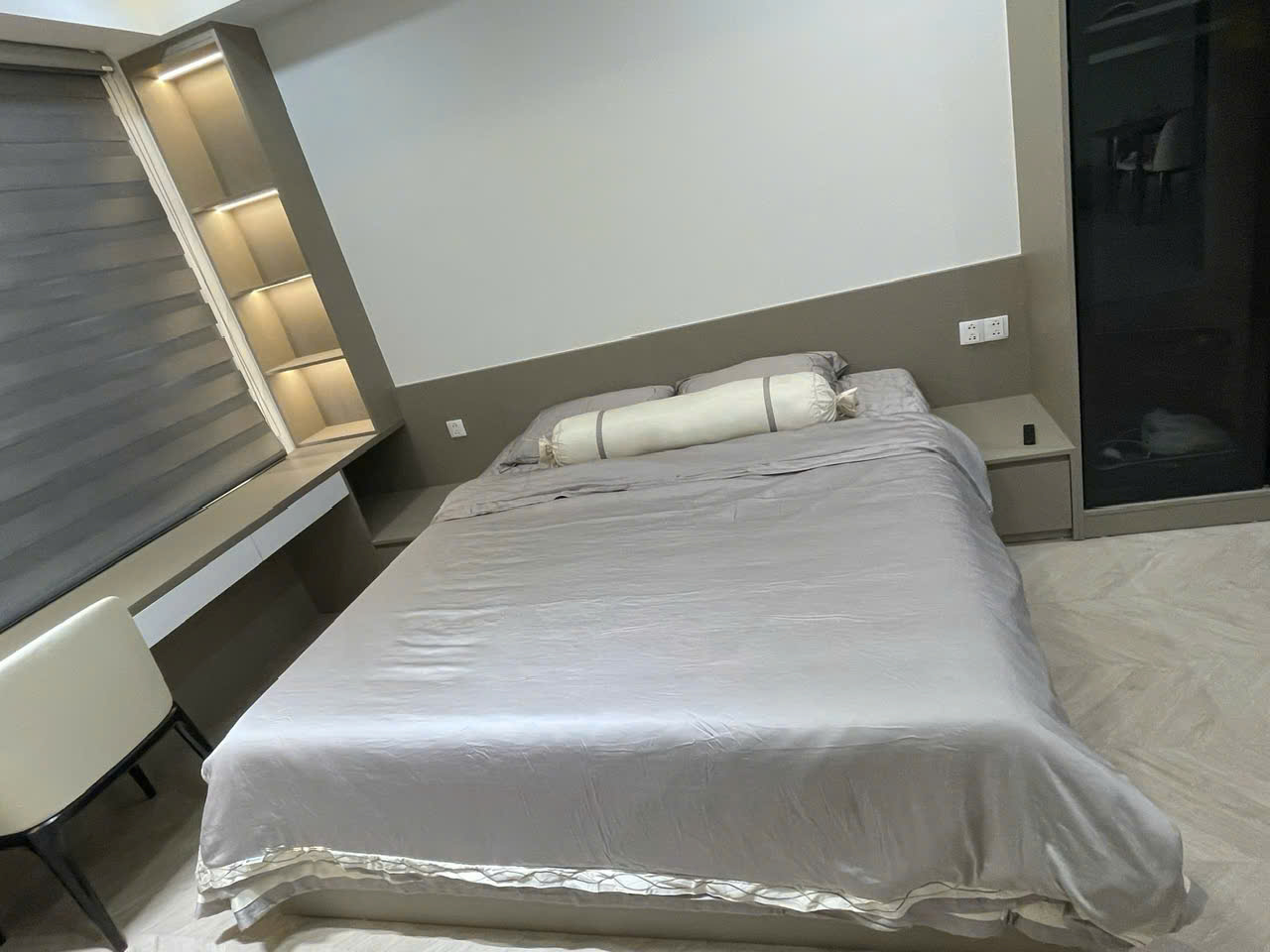 Bán căn hộ ANTONIA phú mỹ hưng. Diện tích: 108m, 3 phòng ngủ, 2wc. ô xe hầm. Nhà đang cho thuê đây đủ nội thất cao cấp, sạch đẹp. Gía bán nhanh trong tháng chỉ 13,3 tỷ. Anh chị xem nhà liên hệ: hotline Ngọc Thư - 10705