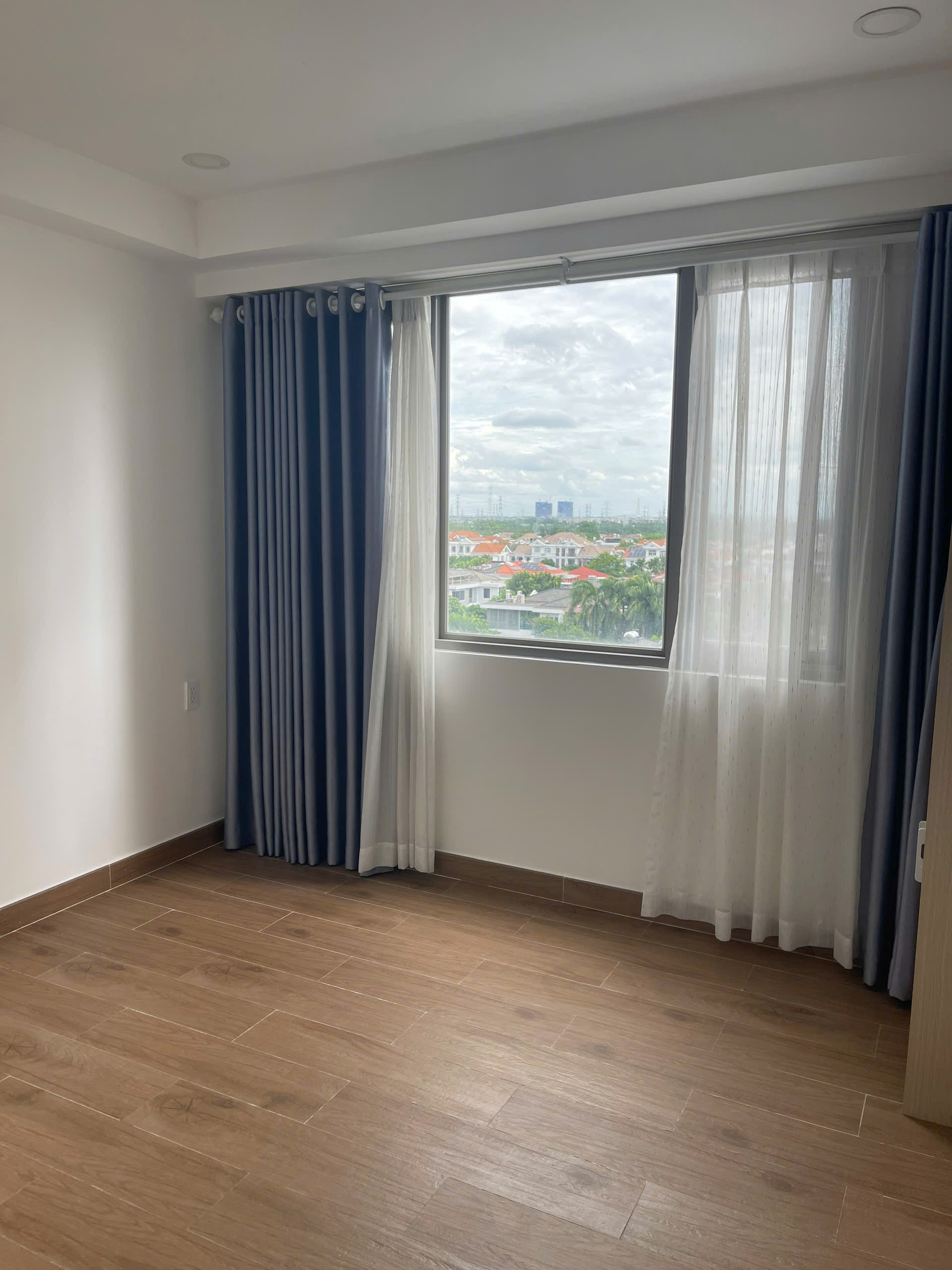 Cho thuê căn hộ Hưng Phúc residence, phú mỹ hưng. Diện tích: 98m, 3 phòng ngủ, 2wc. Nội thất đầy đủ, ô xe hầm, nhà trống ở ngay. Gía chỉ 25tr/ tháng. Qúy khách xem nhà liên hệ: hotline Ngọc Thư - 10729
