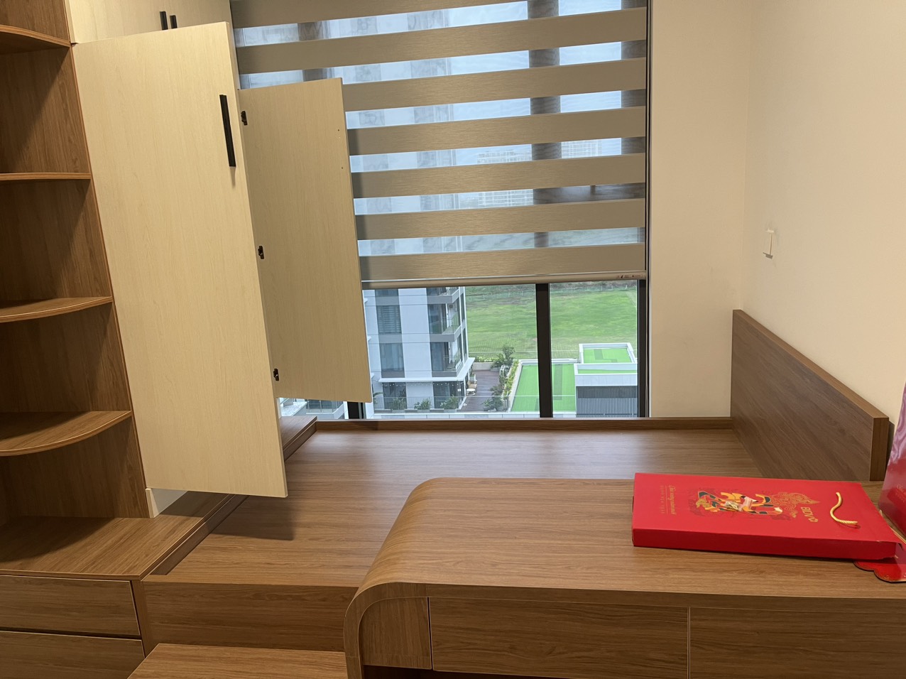 Cho thuê căn hộ Cardinal Court, phú mỹ hưng. Diện tích: 78m, 2 phòng ngủ, 2wc. Nội thất đầy đủ, ô xe hầm, nhà trống ở ngay. Gía chỉ 26tr/ tháng. Qúy khách xem nhà liên hệ: hotline Ngọc Thư - 10735