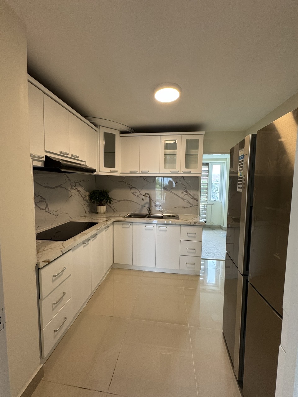Cho thuê căn hộ Mỹ Phát, gần trường SSIS phú mỹ hưng, quận 7. Diện tích: 130m, 3 phòng ngủ, nhà mới thiết kế lại , nội thất cao cấp. Gía 40tr/ tháng , Anh chị xem nhà liên hệ: hotline Ngọc Thư - 10749