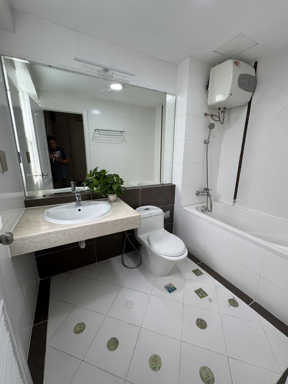 Cho thuê căn hộ Mỹ Phát, gần trường SSIS phú mỹ hưng, quận 7. Diện tích: 130m, 3 phòng ngủ, nhà mới thiết kế lại , nội thất cao cấp. Gía 40tr/ tháng , Anh chị xem nhà liên hệ: hotline Ngọc Thư - 10753