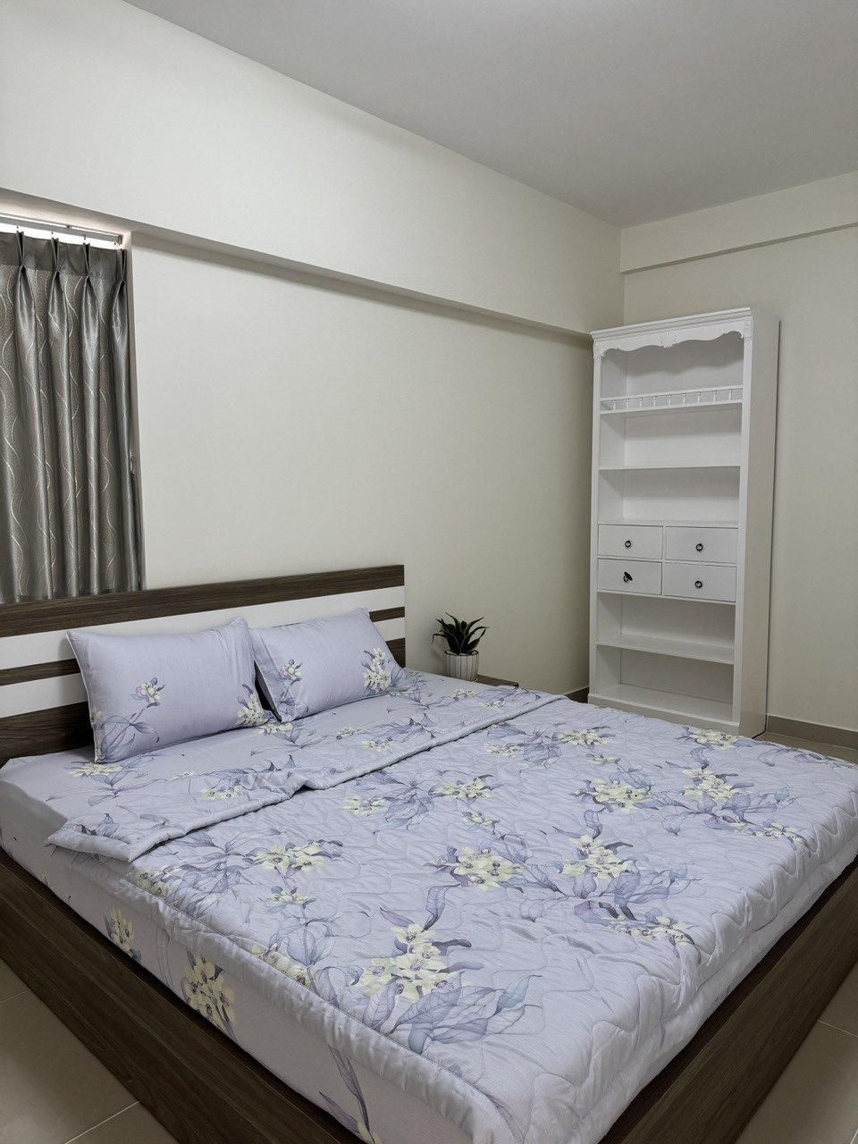 Cho thuê căn hộ Mỹ Phát, gần trường SSIS phú mỹ hưng, quận 7. Diện tích: 130m, 3 phòng ngủ, nhà mới thiết kế lại , nội thất cao cấp. Gía 40tr/ tháng , Anh chị xem nhà liên hệ: hotline Ngọc Thư - 10750