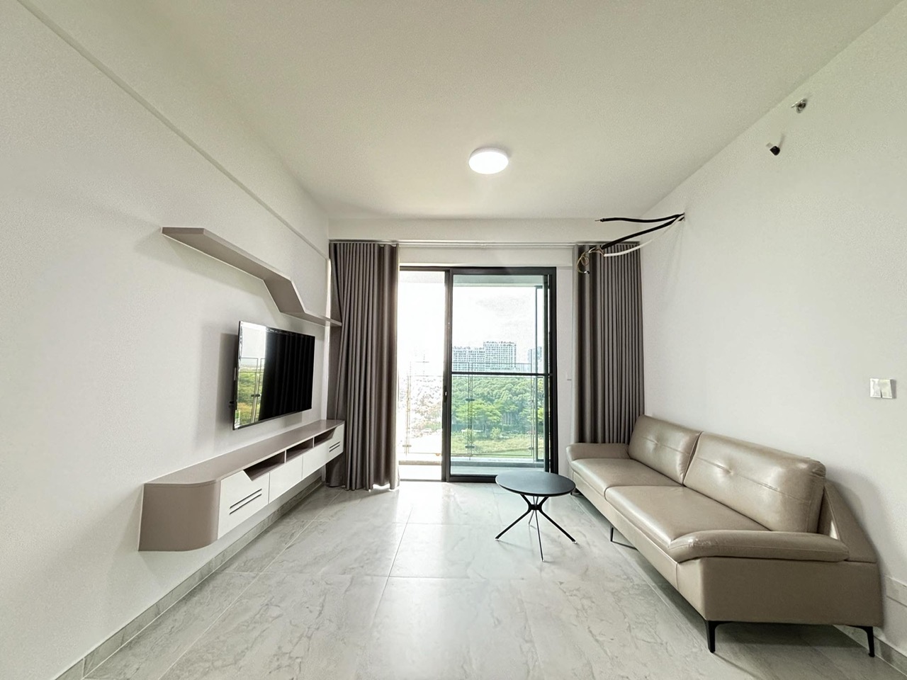 Cho thuê căn hộ Cardinal Court, phú mỹ hưng. Diện tích: 78m, 2 phòng ngủ, 2wc. Nội thất đầy đủ, ô xe hầm, nhà trống ở ngay. Gía chỉ 28tr/ tháng. Qúy khách xem nhà liên hệ: hotline Ngọc Thư