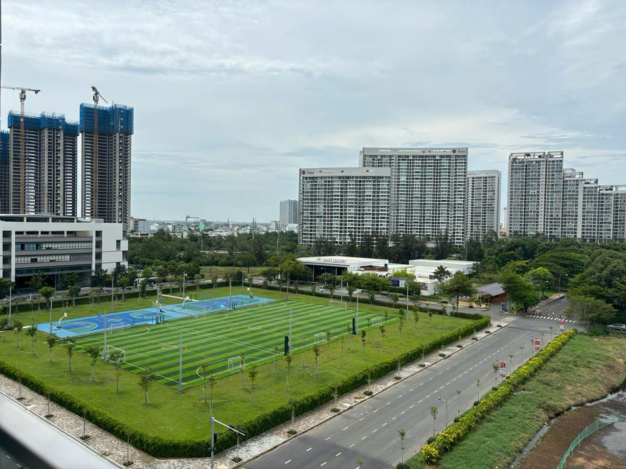 Cho thuê căn hộ Cardinal Court, phú mỹ hưng. Diện tích: 78m, 2 phòng ngủ, 2wc. Nội thất đầy đủ, ô xe hầm, nhà trống ở ngay. Gía chỉ 28tr/ tháng. Qúy khách xem nhà liên hệ: hotline Ngọc Thư - 10766