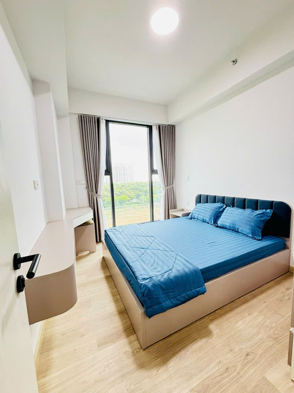 Cho thuê căn hộ Cardinal Court, phú mỹ hưng. Diện tích: 78m, 2 phòng ngủ, 2wc. Nội thất đầy đủ, ô xe hầm, nhà trống ở ngay. Gía chỉ 28tr/ tháng. Qúy khách xem nhà liên hệ: hotline Ngọc Thư - 10765