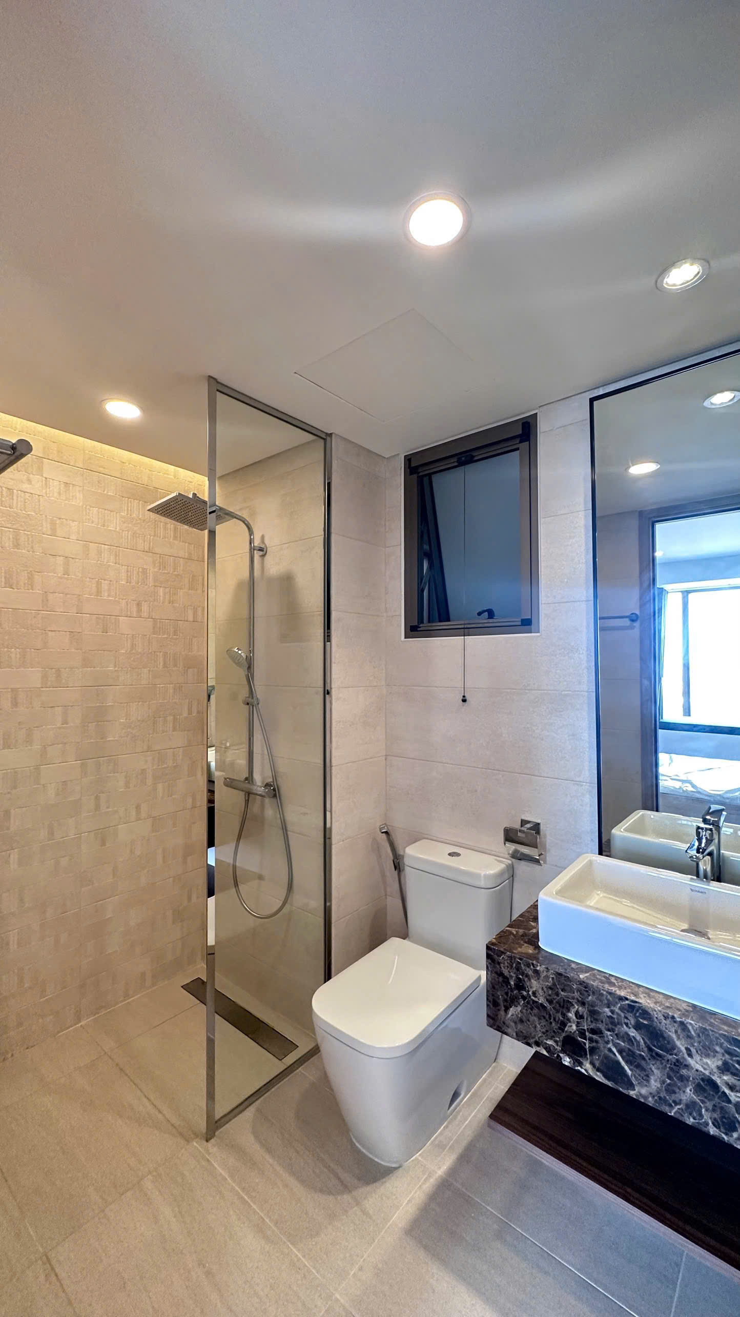 Cho thuê căn hộ Midtown M8, phú mỹ hưng, quận 7. Diện tích: 88n, 2 phòng ngủ, 2wc. Nội thất cao cấp, nhà đẹp, có ô xe hầm. Gía chỉ 35tr/ tháng. Qúy khách xem nhà liên hệ: hotline Ngọc Thư - 10780