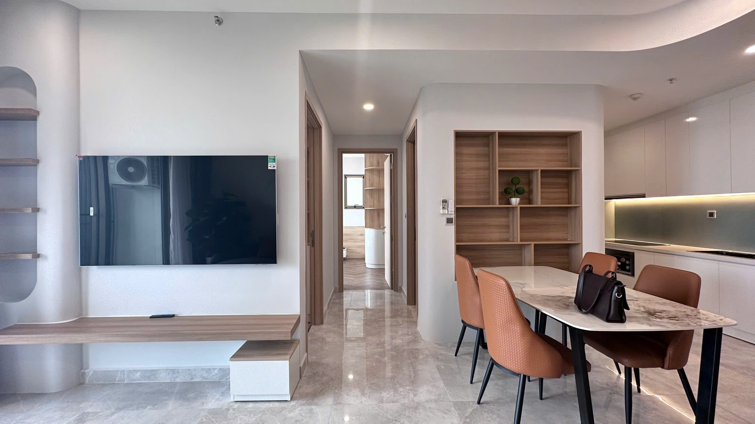 Cho thuê căn hộ Midtown M8, phú mỹ hưng, quận 7. Diện tích: 88n, 2 phòng ngủ, 2wc. Nội thất cao cấp, nhà đẹp, có ô xe hầm. Gía chỉ 35tr/ tháng. Qúy khách xem nhà liên hệ: hotline Ngọc Thư - 10775