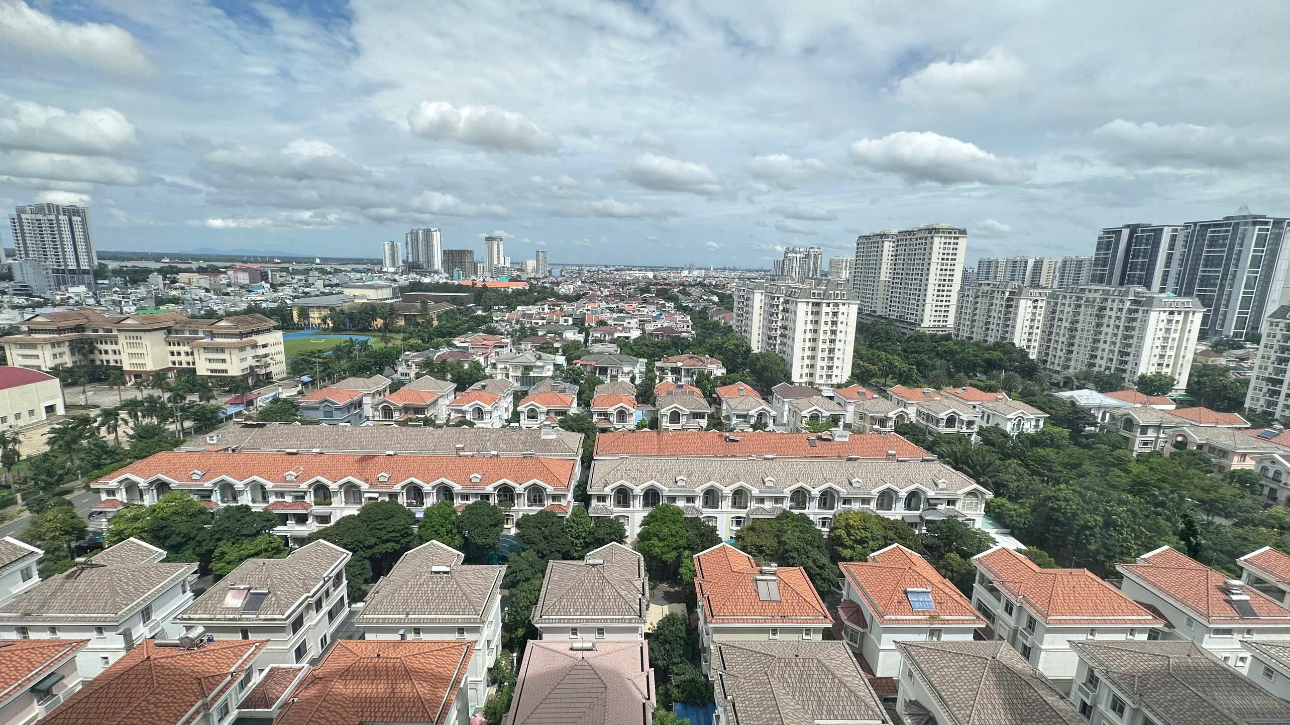 Cho thuê căn hộ Midtown M8, phú mỹ hưng, quận 7. Diện tích: 88n, 2 phòng ngủ, 2wc. Nội thất cao cấp, nhà đẹp, có ô xe hầm. Gía chỉ 35tr/ tháng. Qúy khách xem nhà liên hệ: hotline Ngọc Thư
